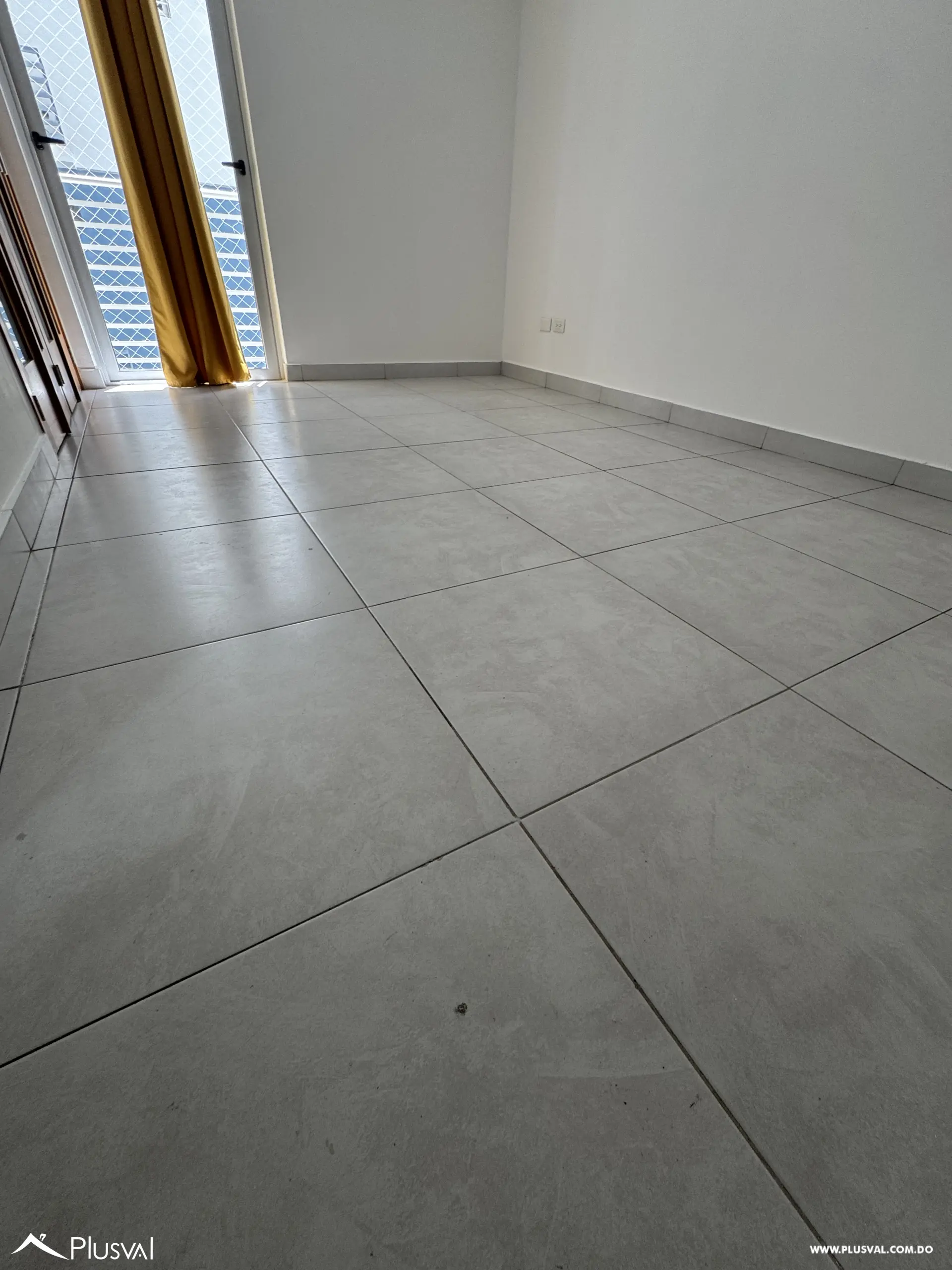 Alquiler apartamento de 3 habitaciones en Evaristo Morales. 518474