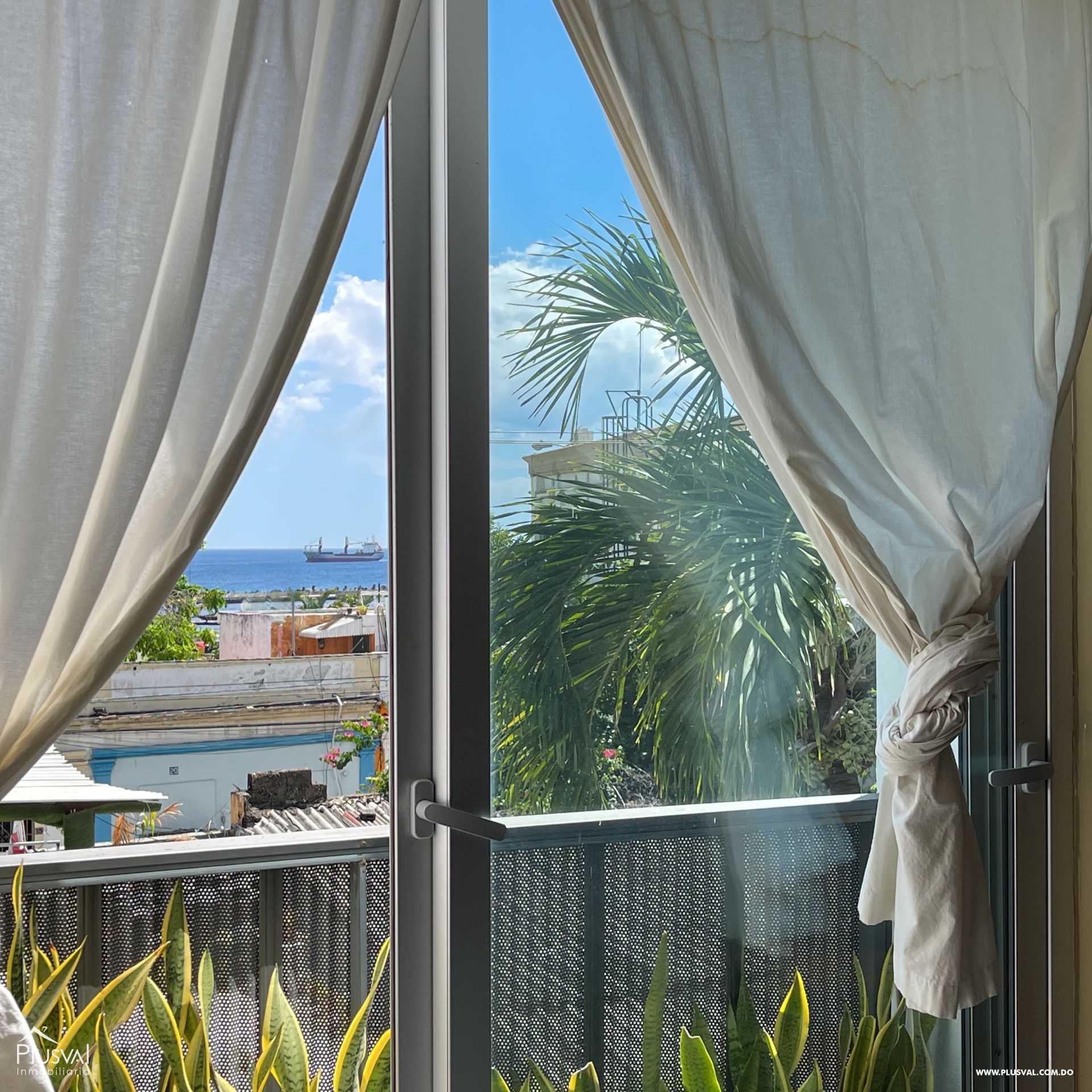 Vive la Historia en la Zona Colonial: Estudio Amueblado Moderno con Terraza 396351