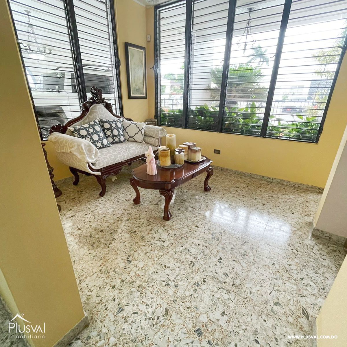 Hermosa casa con amplio patio, ubicada en zona privilegiada de Santiago. 290660