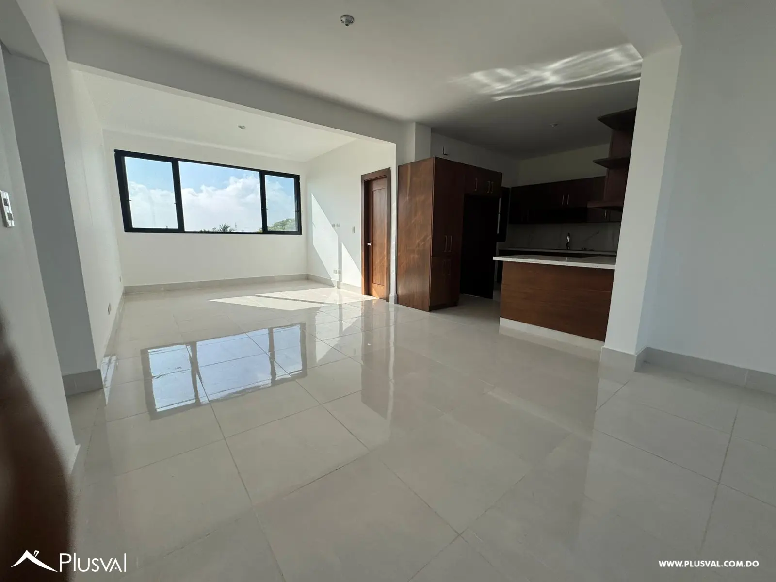 Apartmento en piso alto con espectacular vista panorámica desde sala y habitación en la Urb. Thomen. 462811