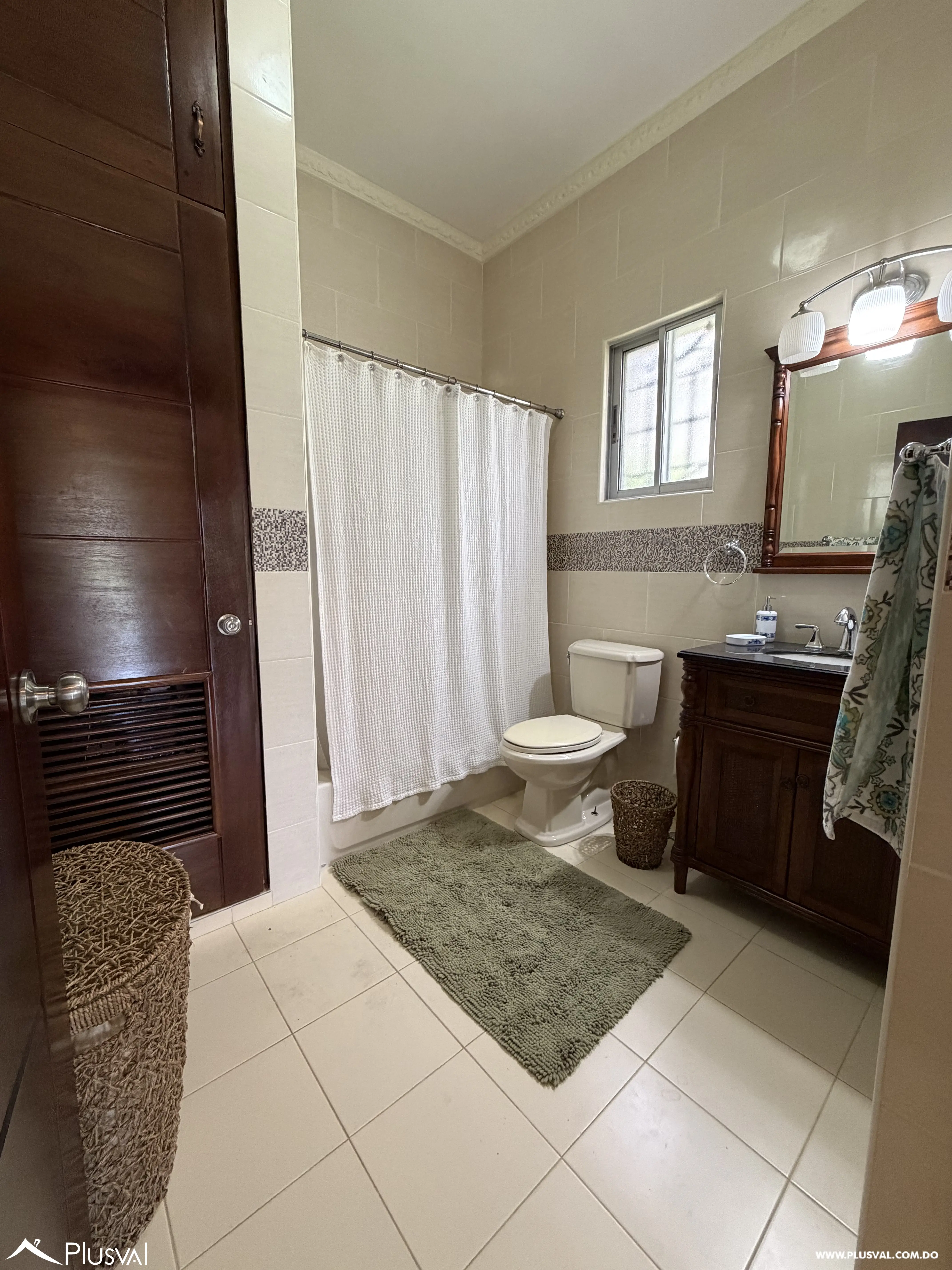 Casa de 3 Niveles con Piscina y Área Social en Juan Dolio 513238