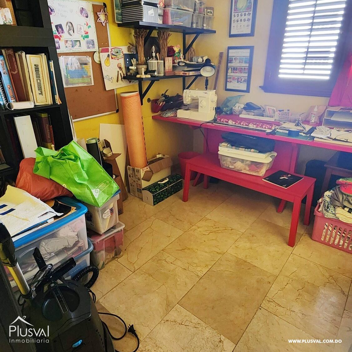 Se alquila  vacio Amplio apartamento clásico de dos niveles en Naco 360402