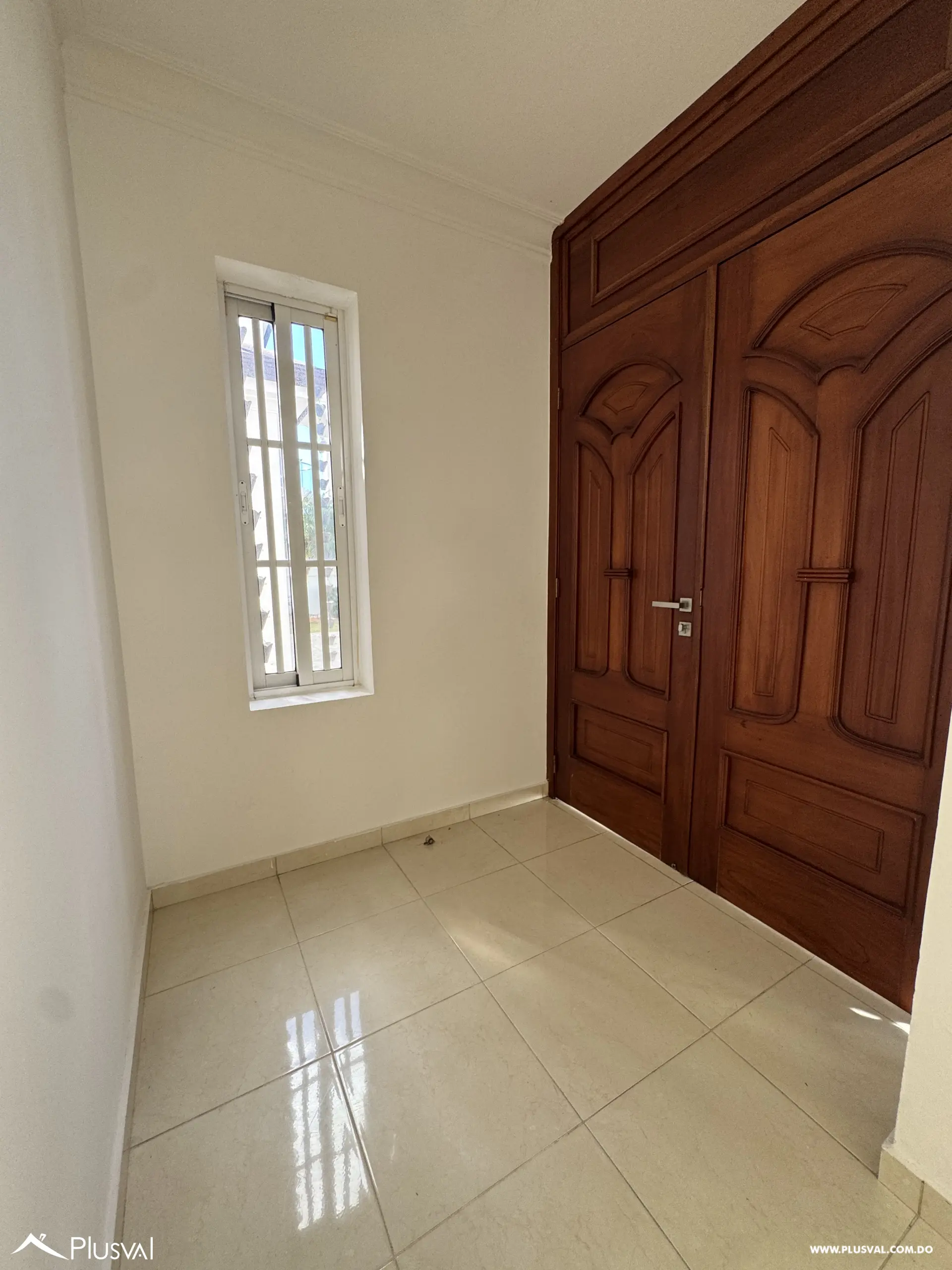 Casa de Dos Niveles en Alquiler en Exclusivo Complejo Habitacional Privado 528686