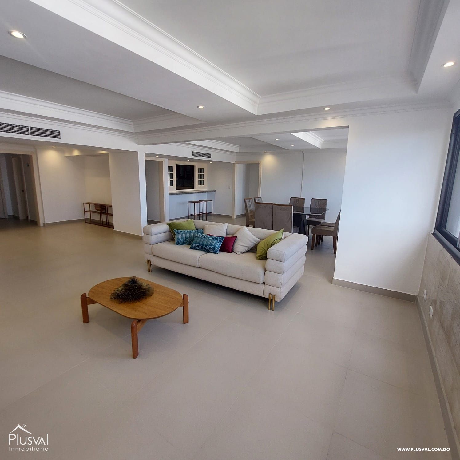 Hermoso y espacioso apartamento remodelado con vista espectacular 436623