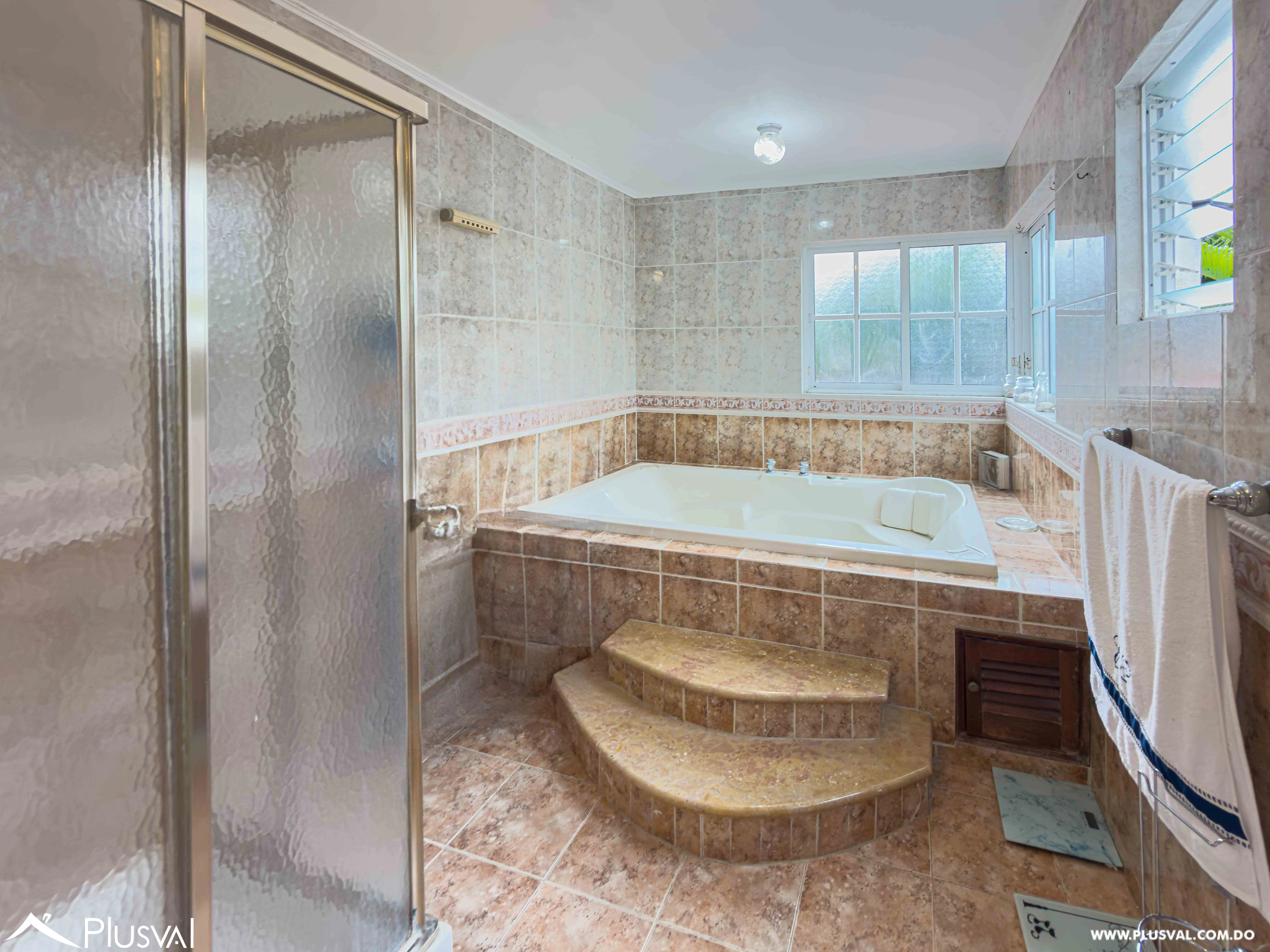 Villa en Venta en Juan Dolio con Piscina, Gazebo y Amplio Patio en Comunidad de Golf 496597