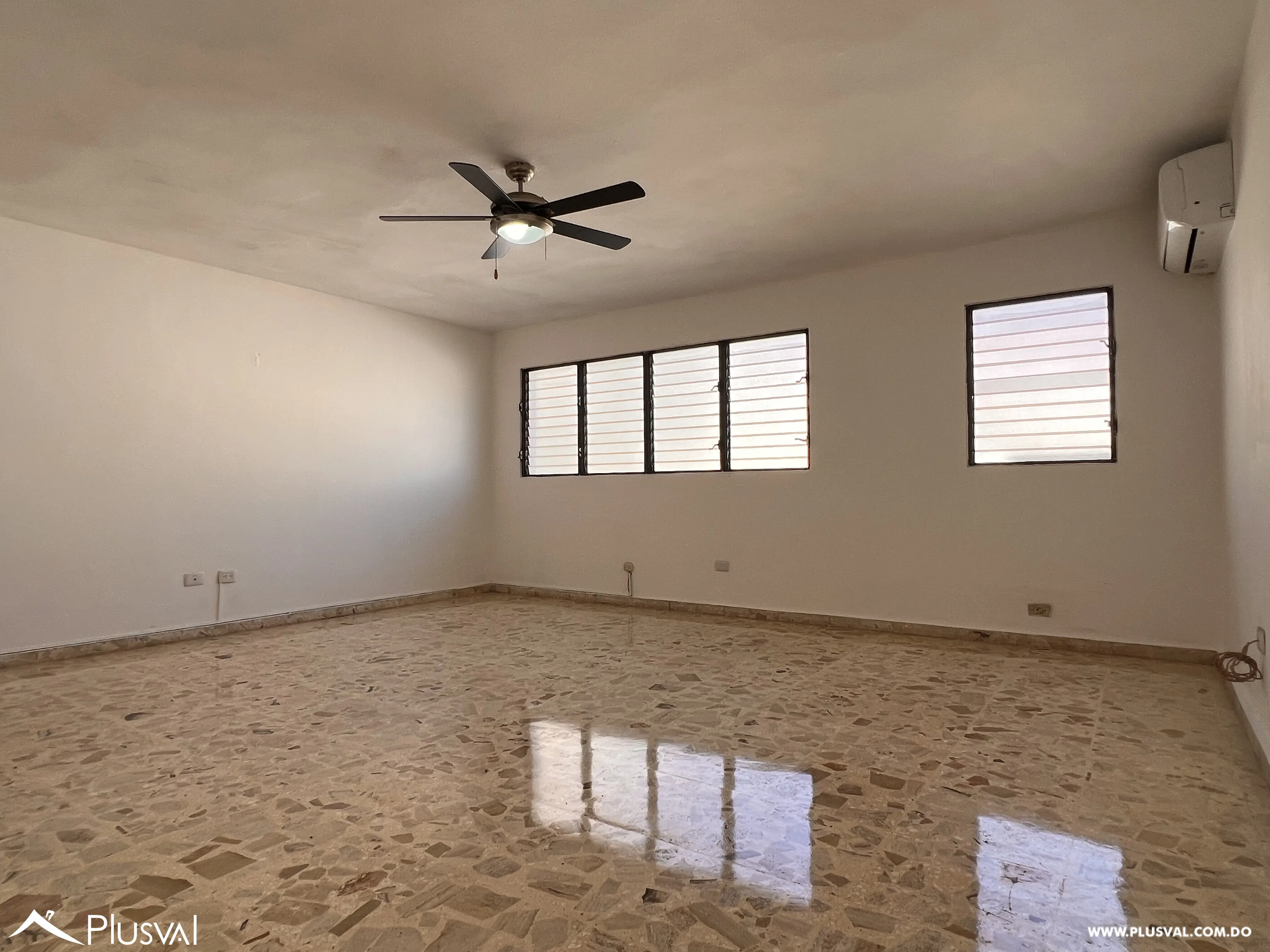 Apartamento muy amplio en Paraíso en Alquiler frente a Agora Mall 512013