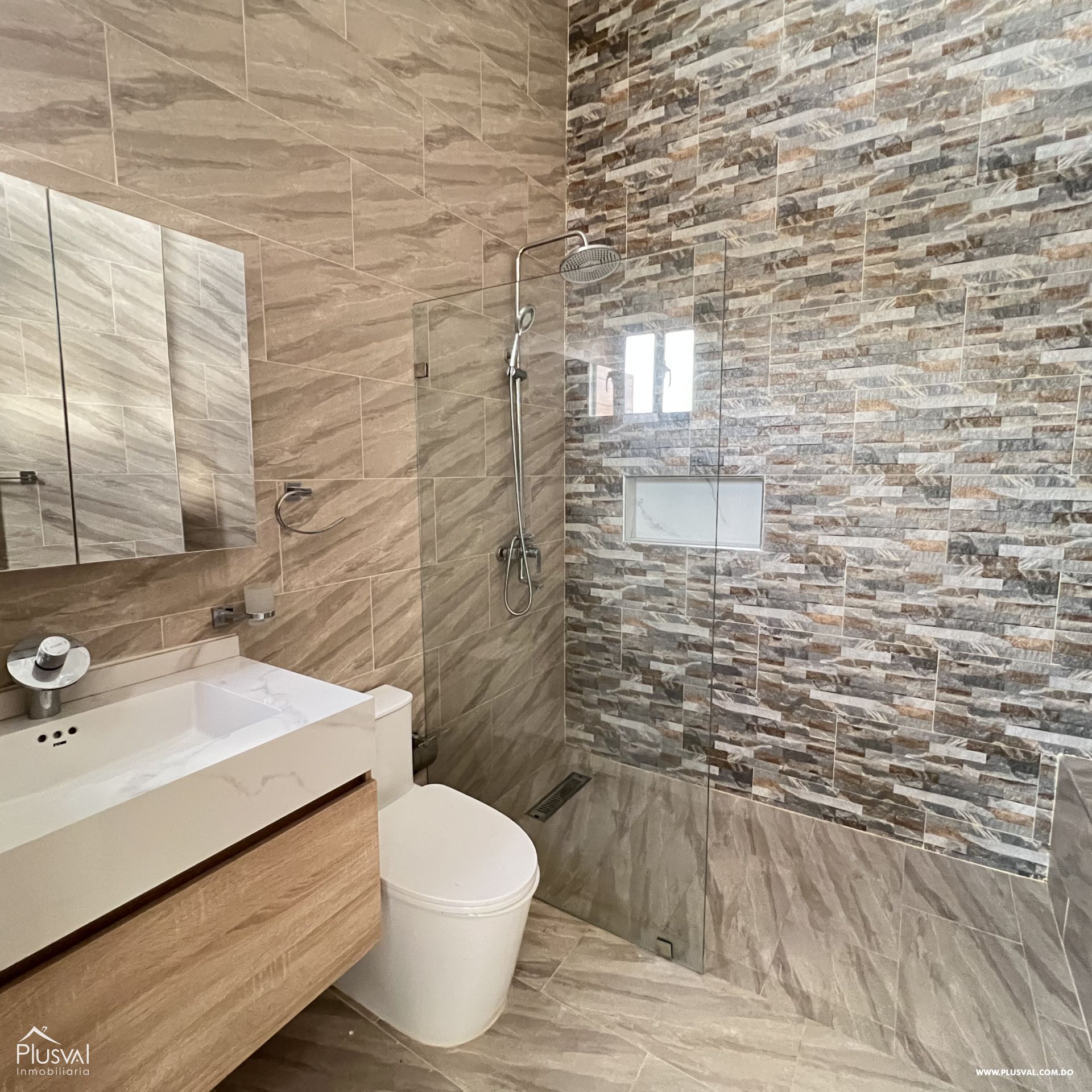 Venta de villa con patio y piscina 423512