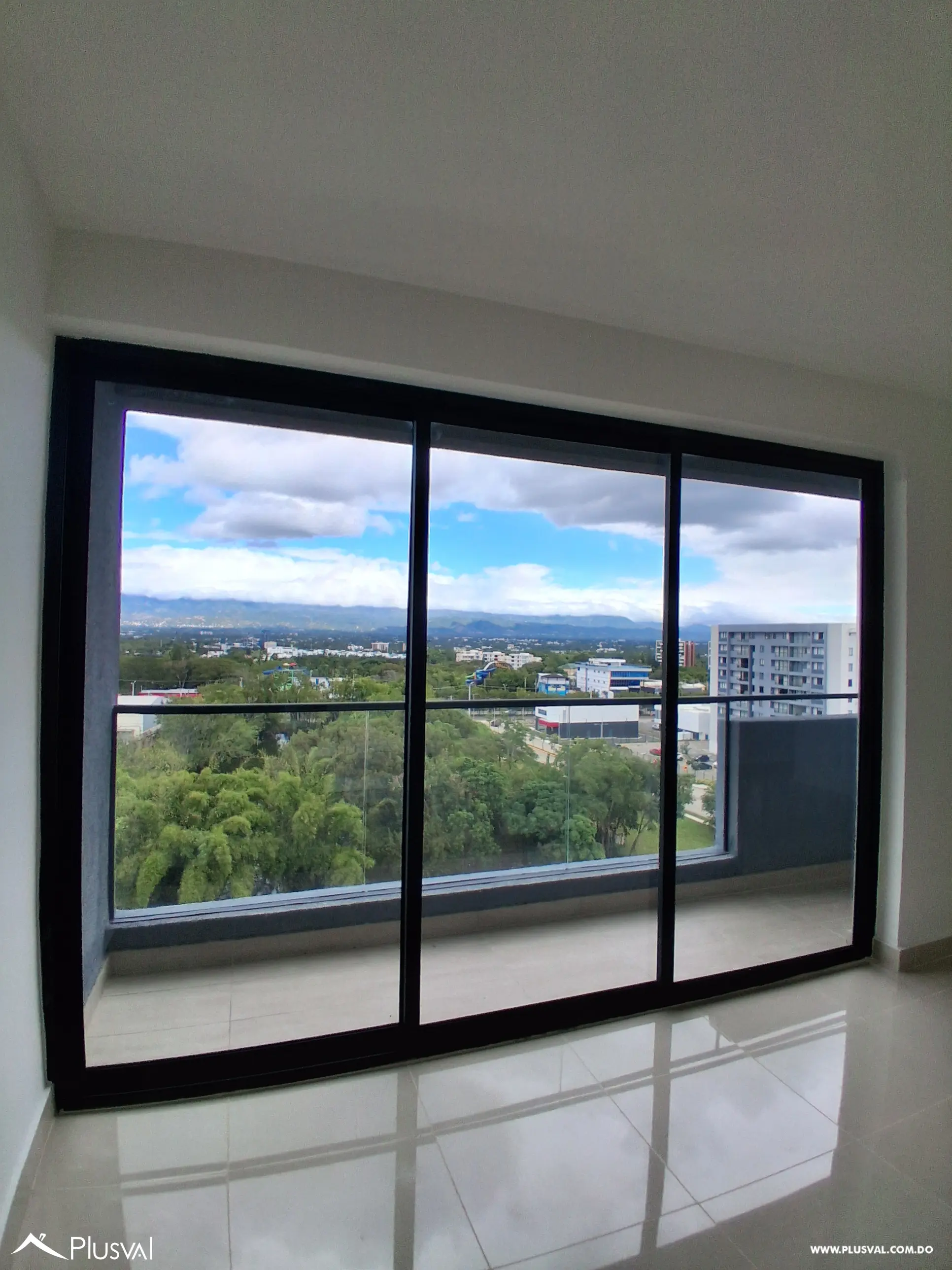 Alquiler de Amplio Apartamento de 3 Habitaciones y Estudio en la Ave. Hispanoaméricana 487351