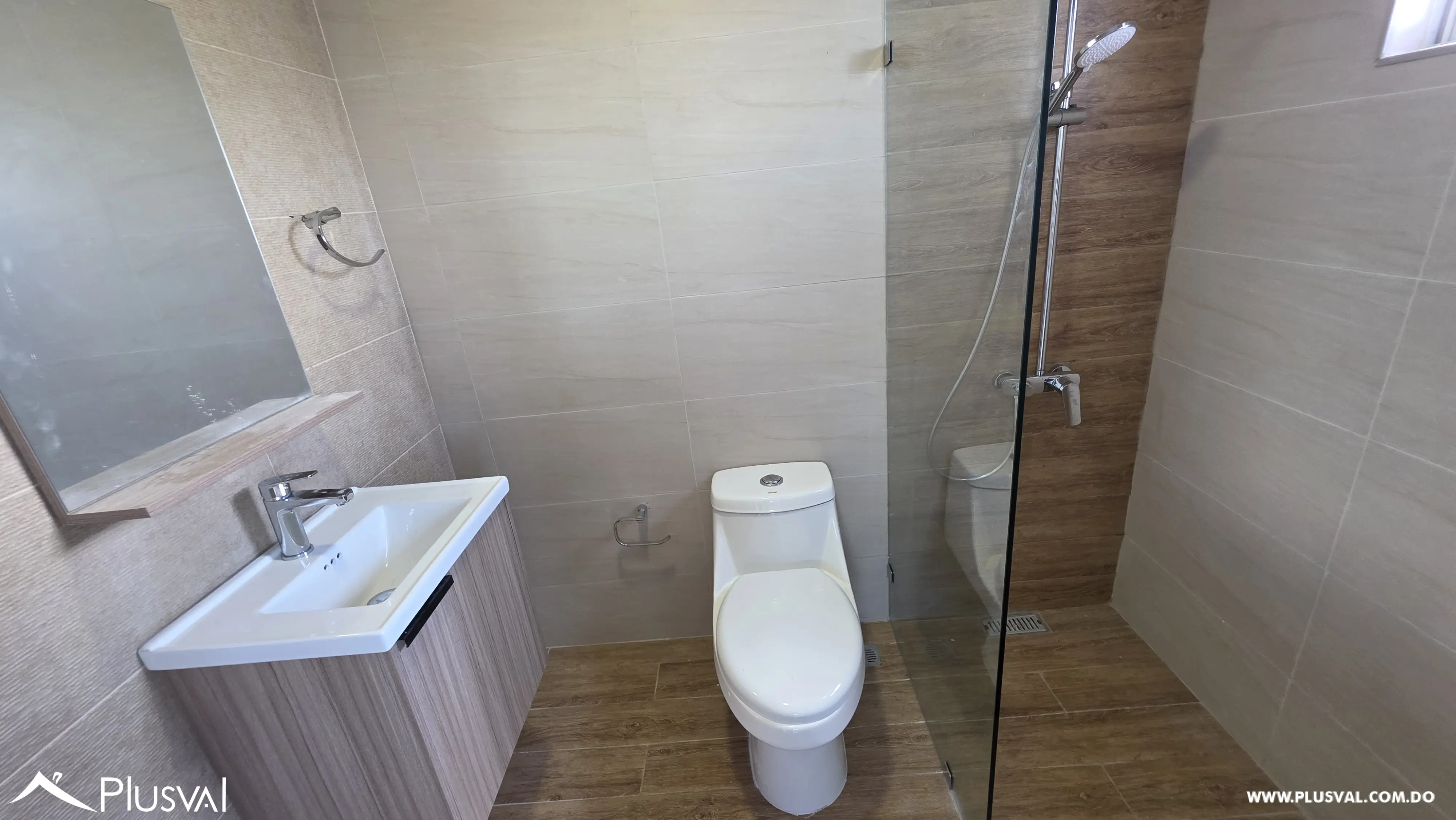 Amplio apartamento en alquiler en Evaristo Morales 536934