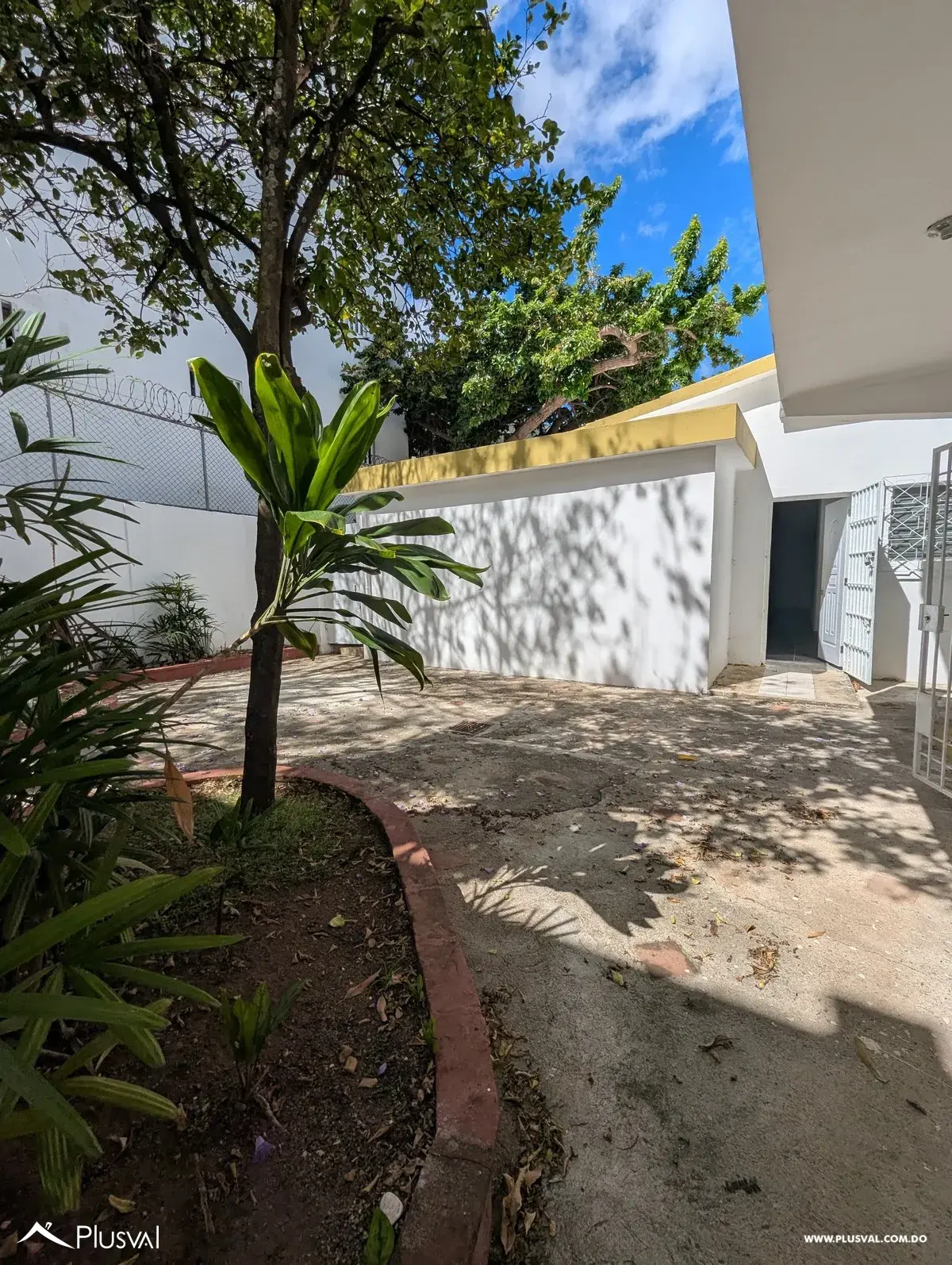 Se alquila casa para fines comerciales. 502718