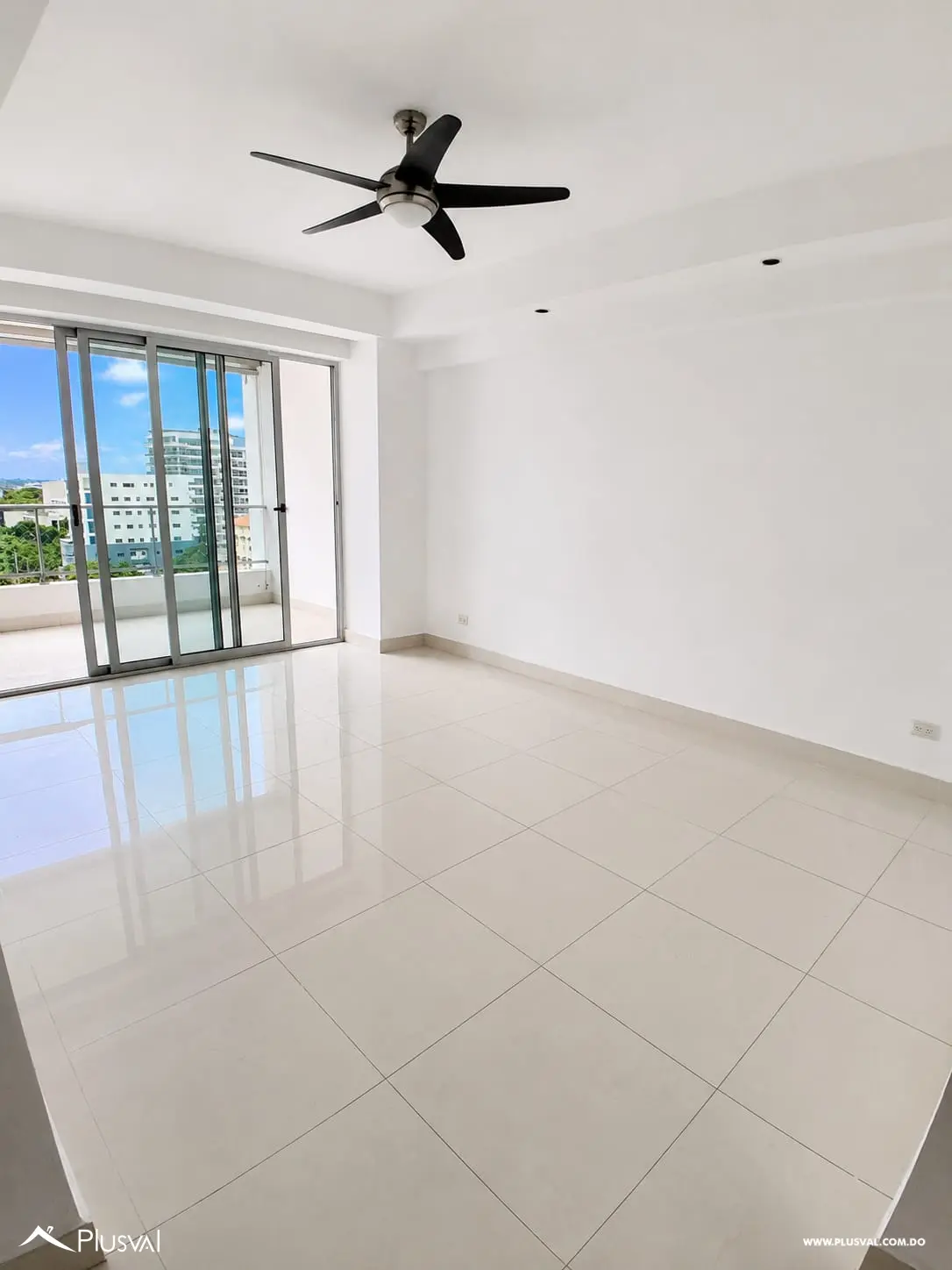Apartamento con amplio balcon en torre con amenidades en venta 518788
