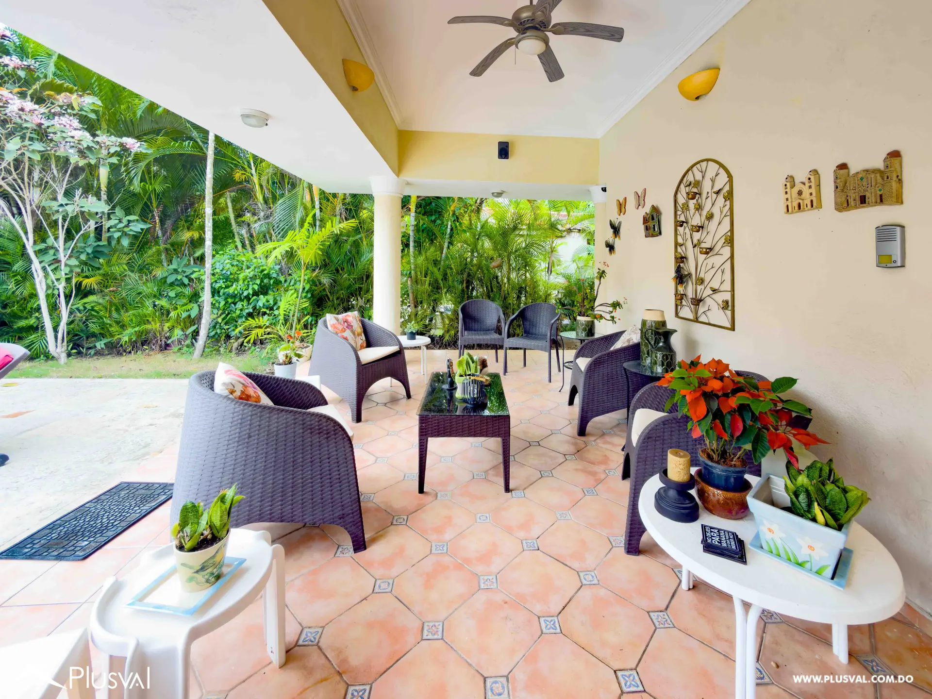 Villa en Venta en Juan Dolio con Piscina, Gazebo y Amplio Patio en Comunidad de Golf 496583