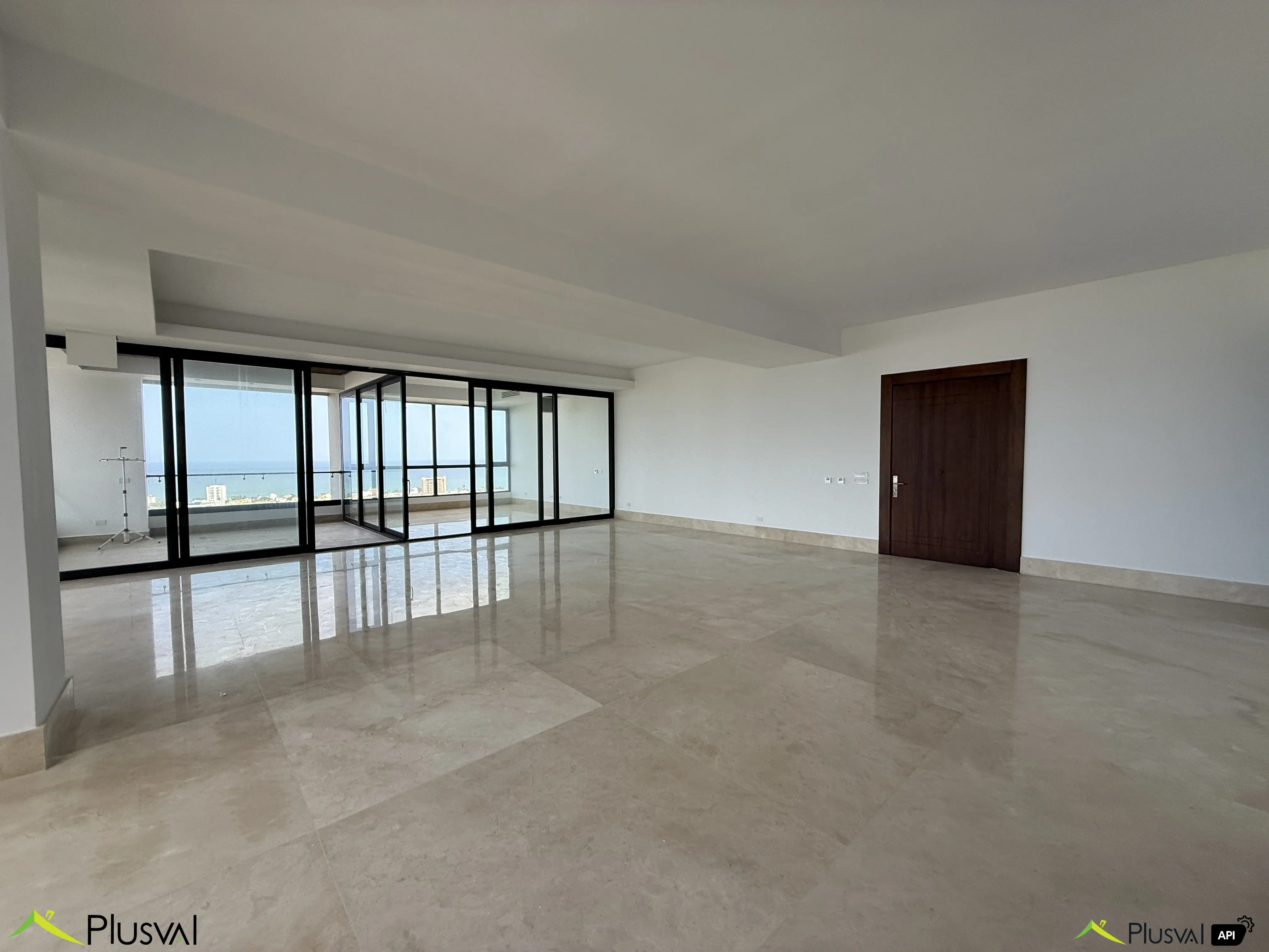 Apartamento de Lujo en Alquiler – 3 Habitaciones + Estudio con 4 Parqueos y Vista al Mar en la Ave. Anacaona 450100