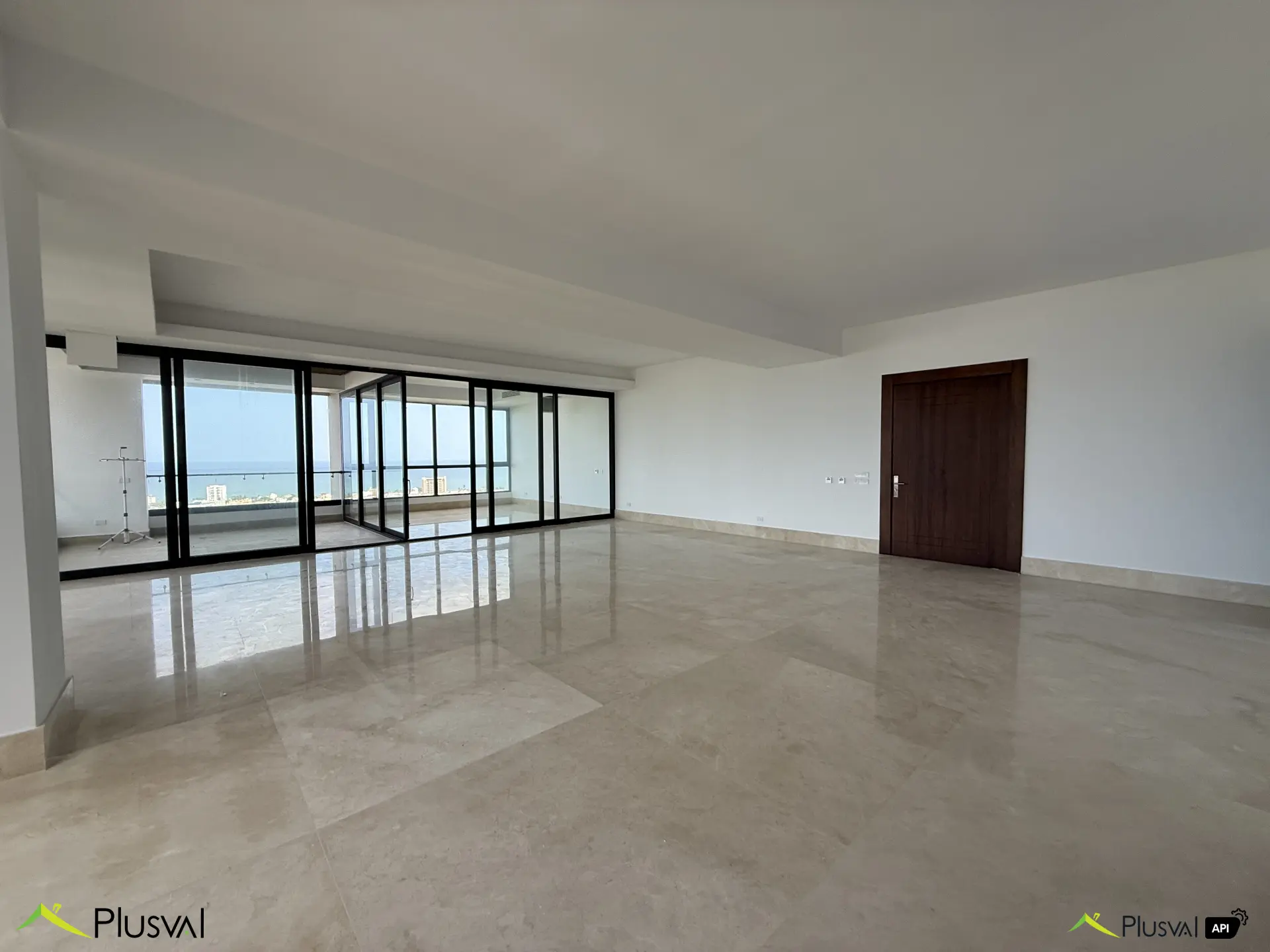 Apartamento de Lujo en Venta – 3 Habitaciones + Estudio con 4 Parqueos y Vista al Mar en la Ave. Anacaona 450151