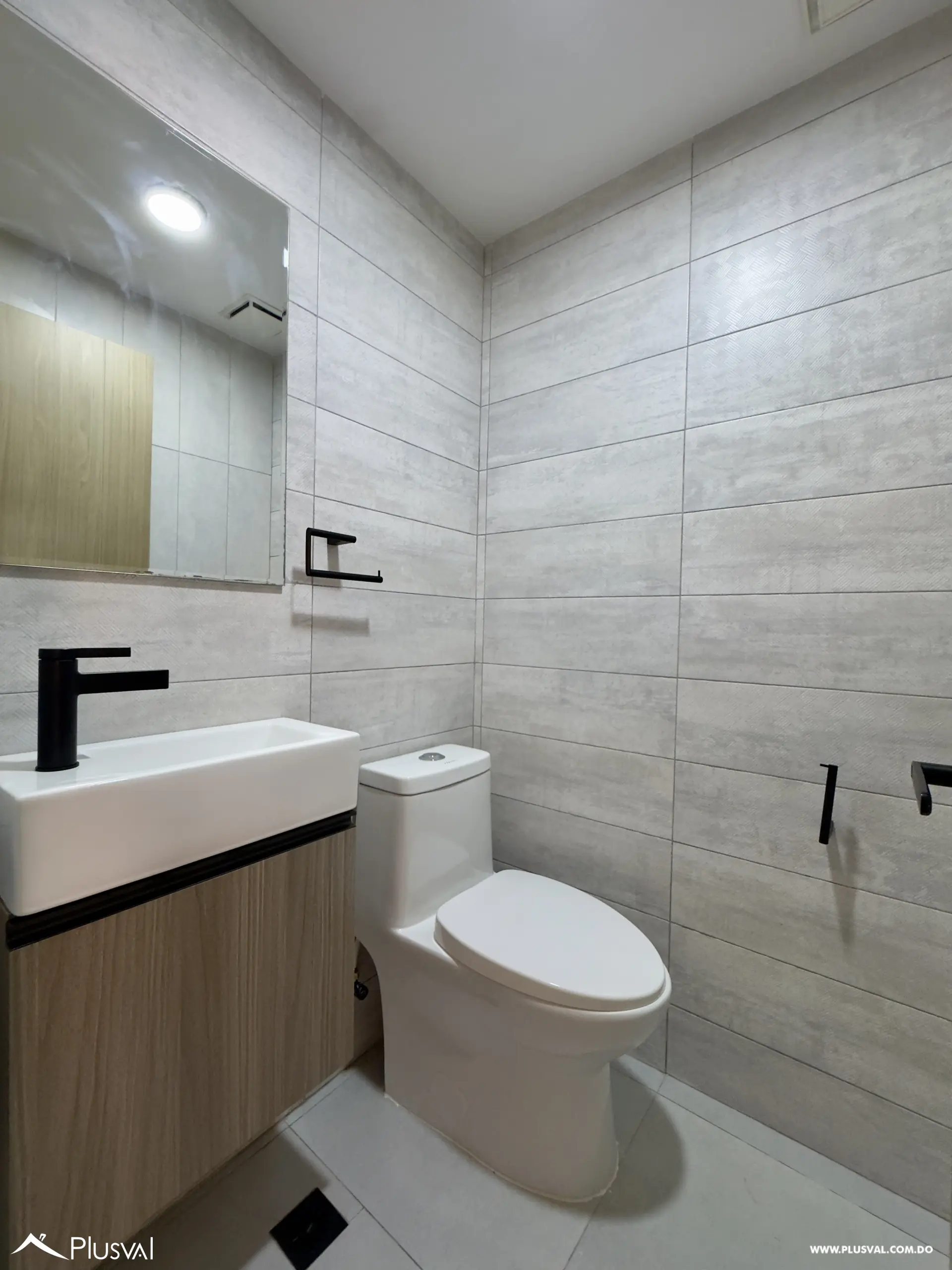Alquilo apartamento de 1 habitacion con 2 parqueos en Evaristo Morales. 484196
