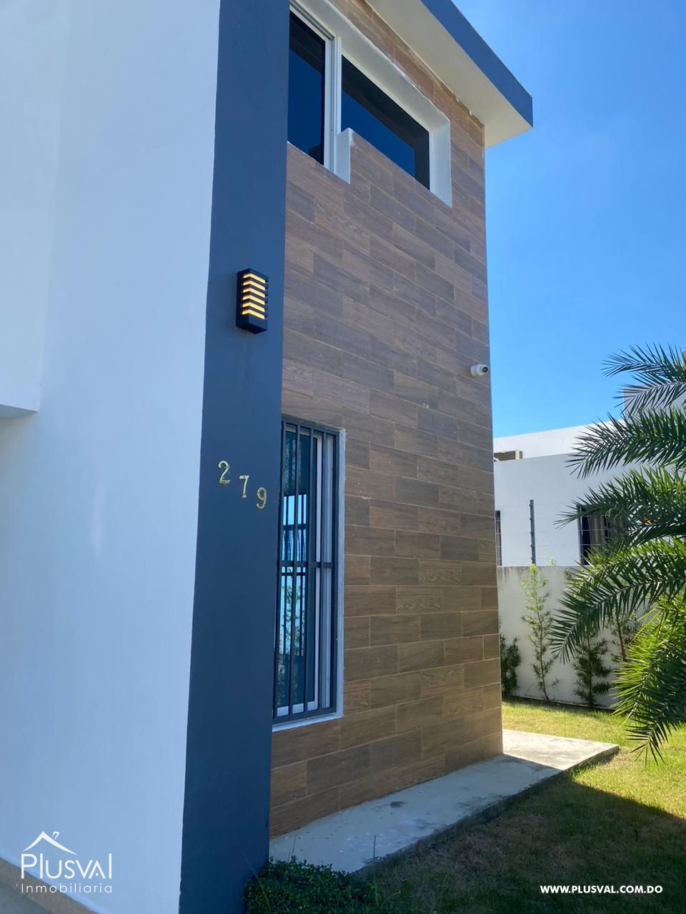 Casa Moderna de Dos Niveles en Complejo Cerrado con Diseño Funcional y Patio 483963