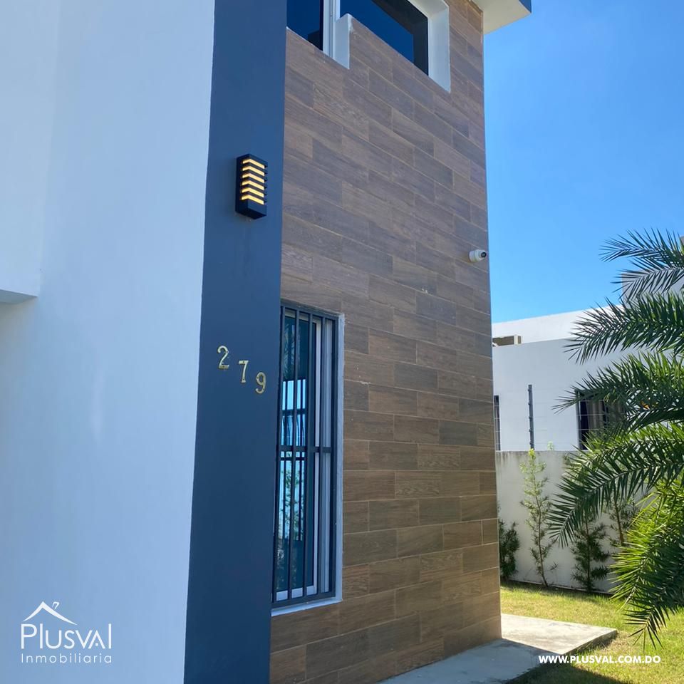 Casa Moderna de Dos Niveles en Complejo Cerrado con Diseño Funcional y Patio 483963
