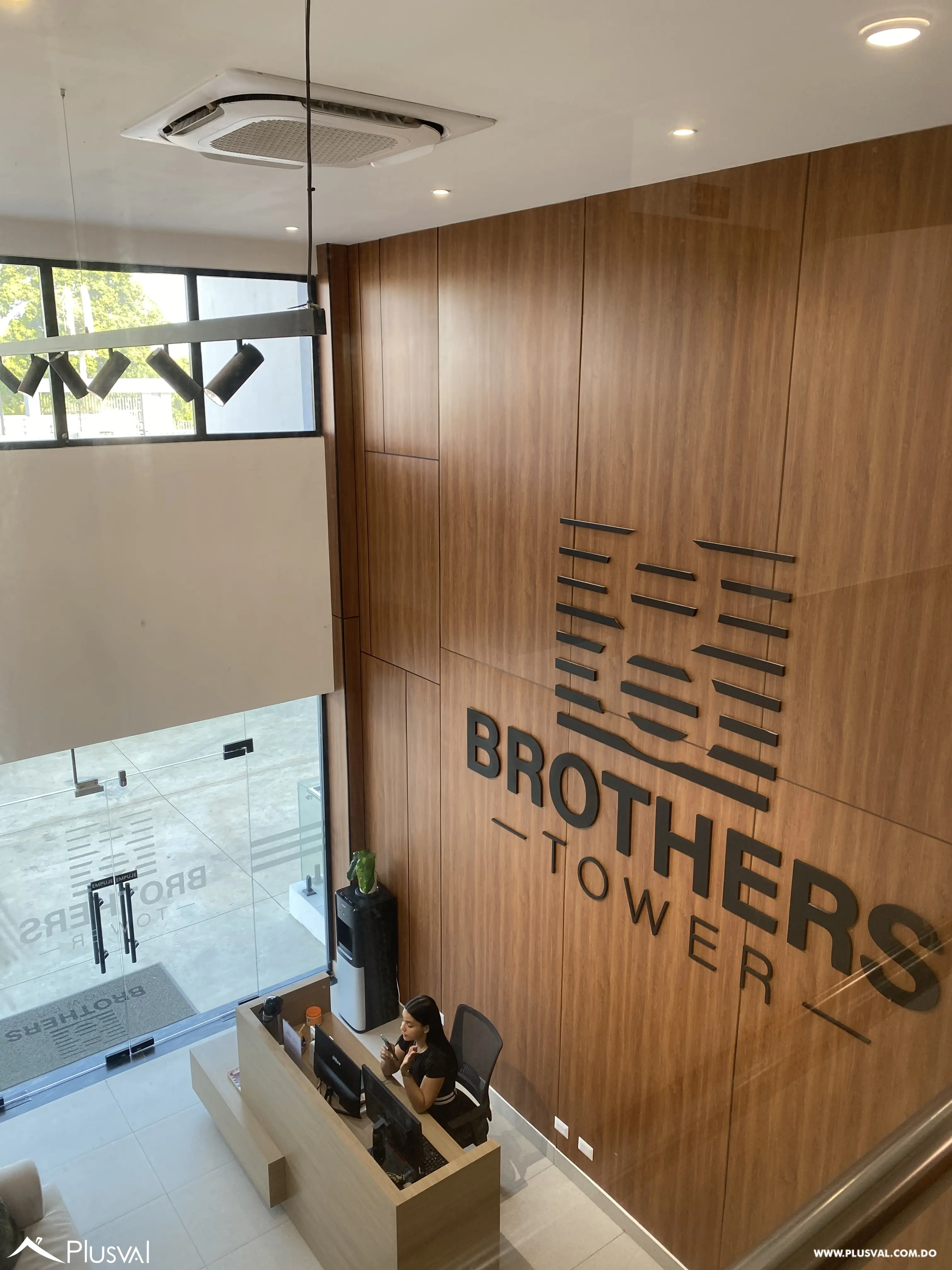 Apartamento en 4to nivel con ascensor, ubicado en una moderna torre próxima al Aeropuerto Internacional del Cibao, ideal para vivir o invertir. 518561