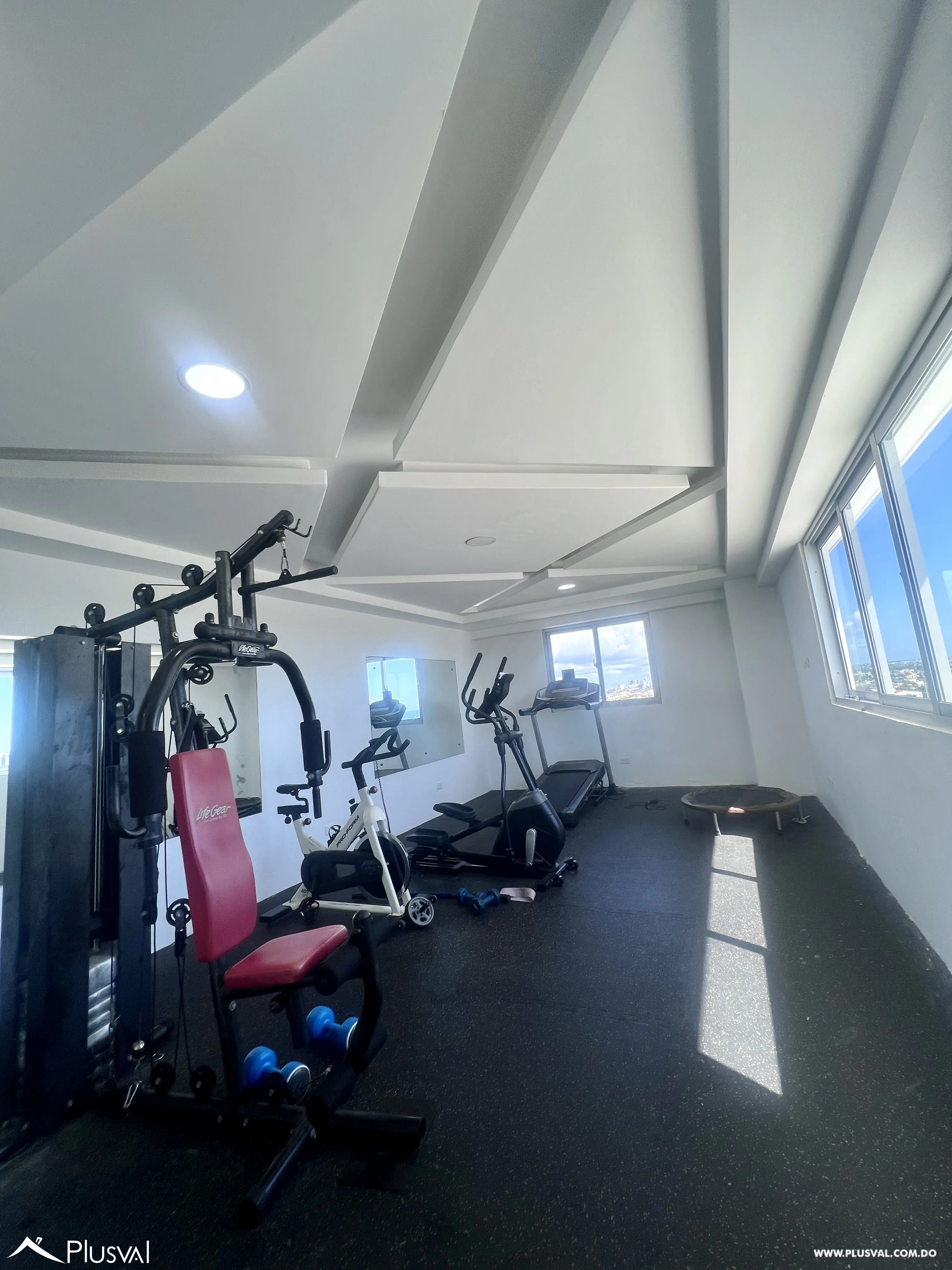 Alquiler con línea blanca incluida en Gazcue. 471304