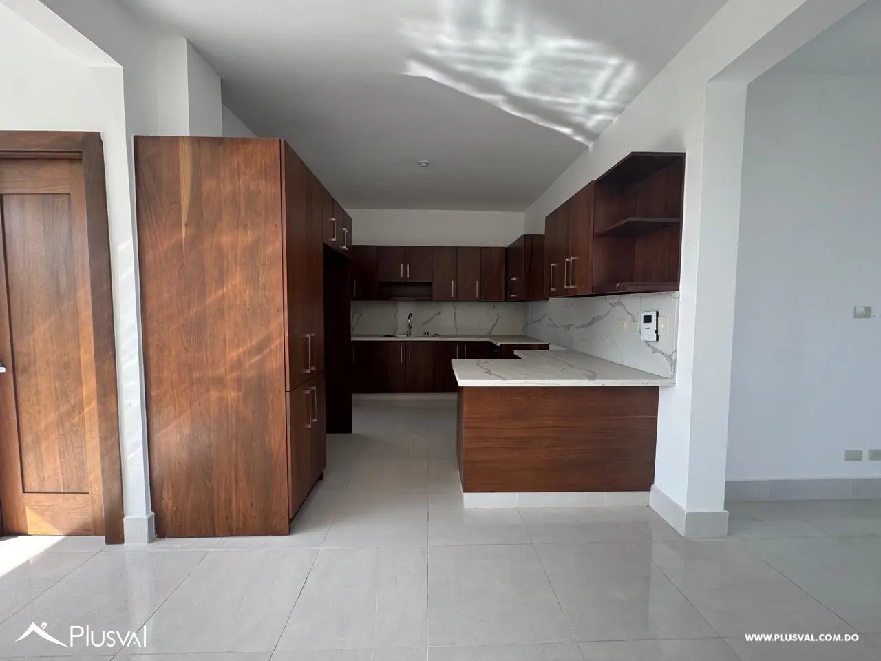 Apartmento en piso alto con espectacular vista panorámica desde sala y habitación en la Urb. Thomen. 462819