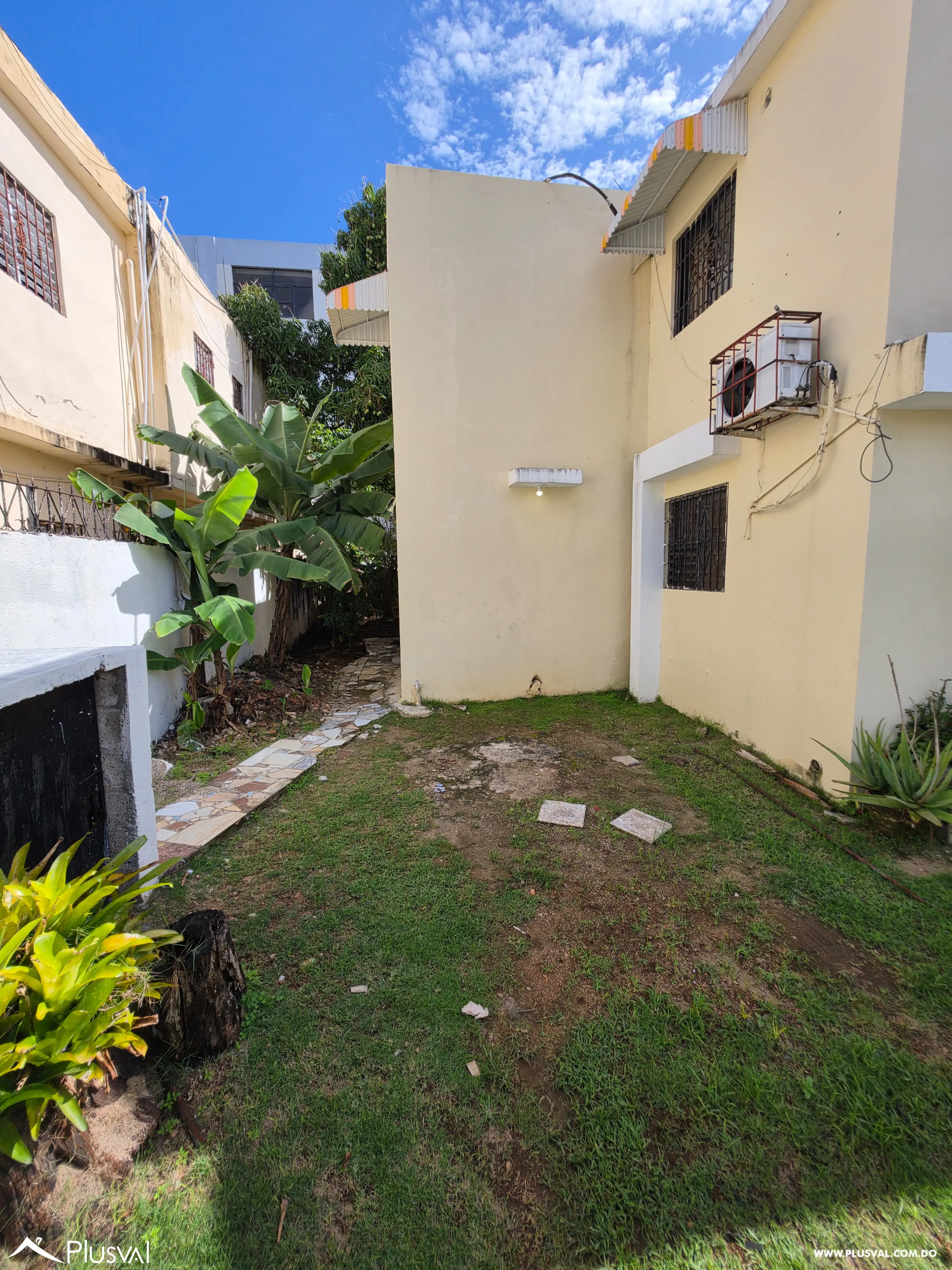 Casa en Venta con Gran Potencial Comercial Próxima a Sabana Larga en Ensanche Ozama 499358