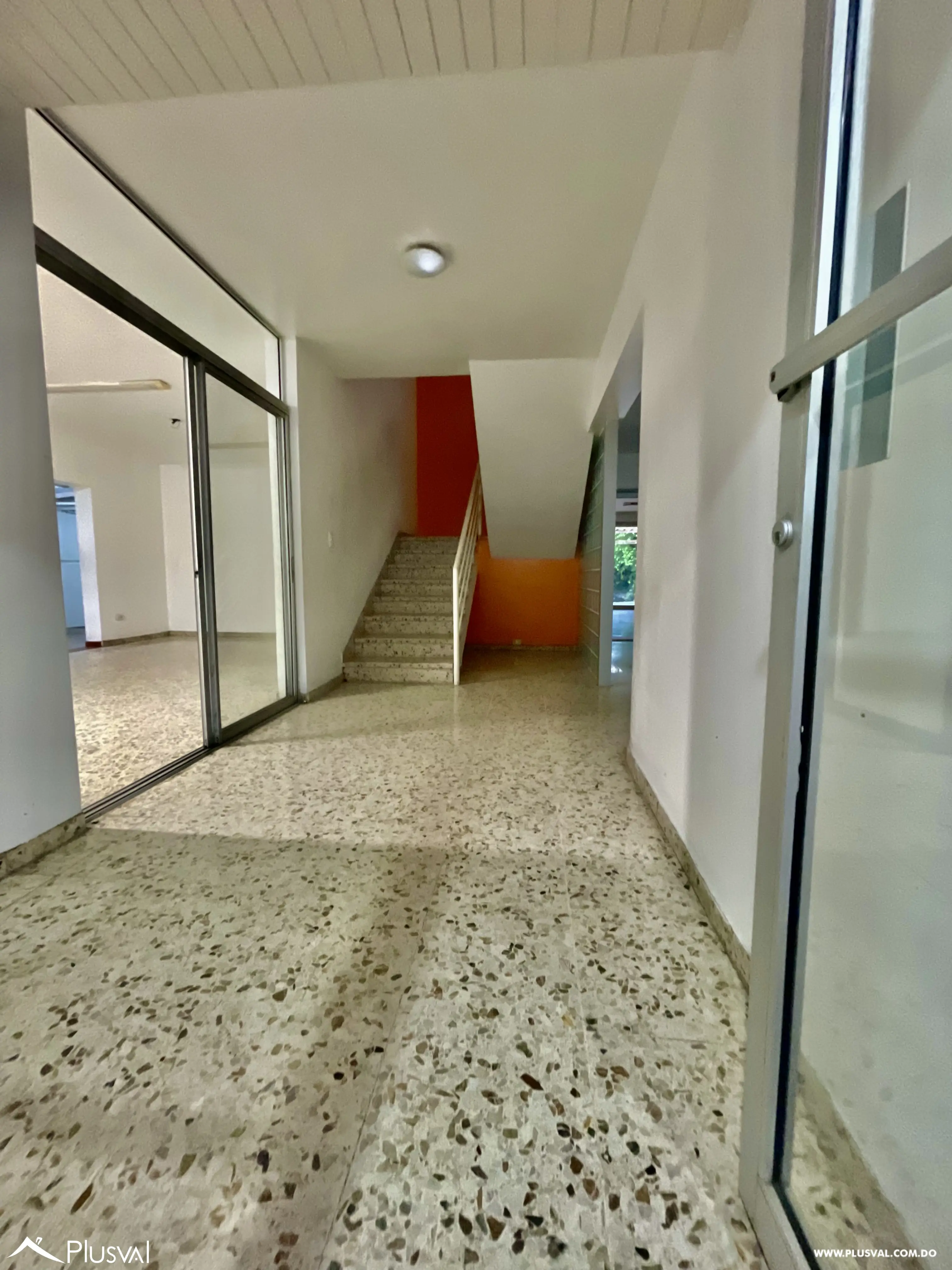 Amplio Local Comercial en el Ensanche Julieta 468552