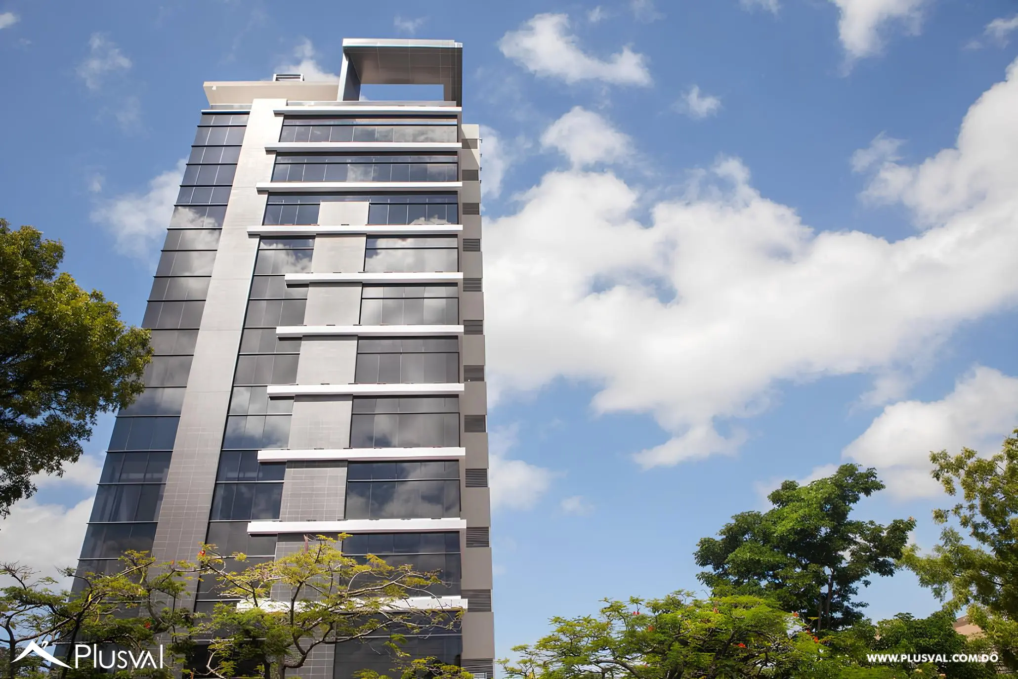 Amplio Local comercial en Torre Corporativa 520811
