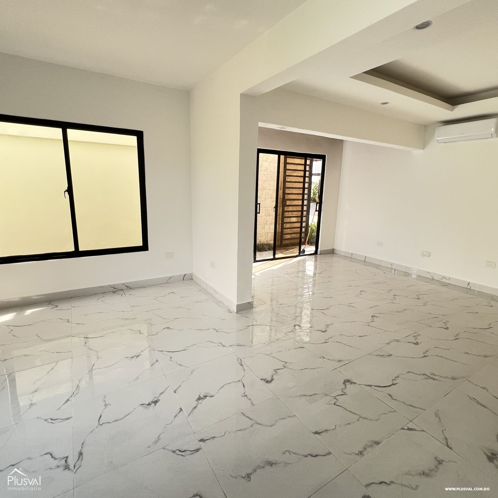 Venta de villa con patio y piscina 423508
