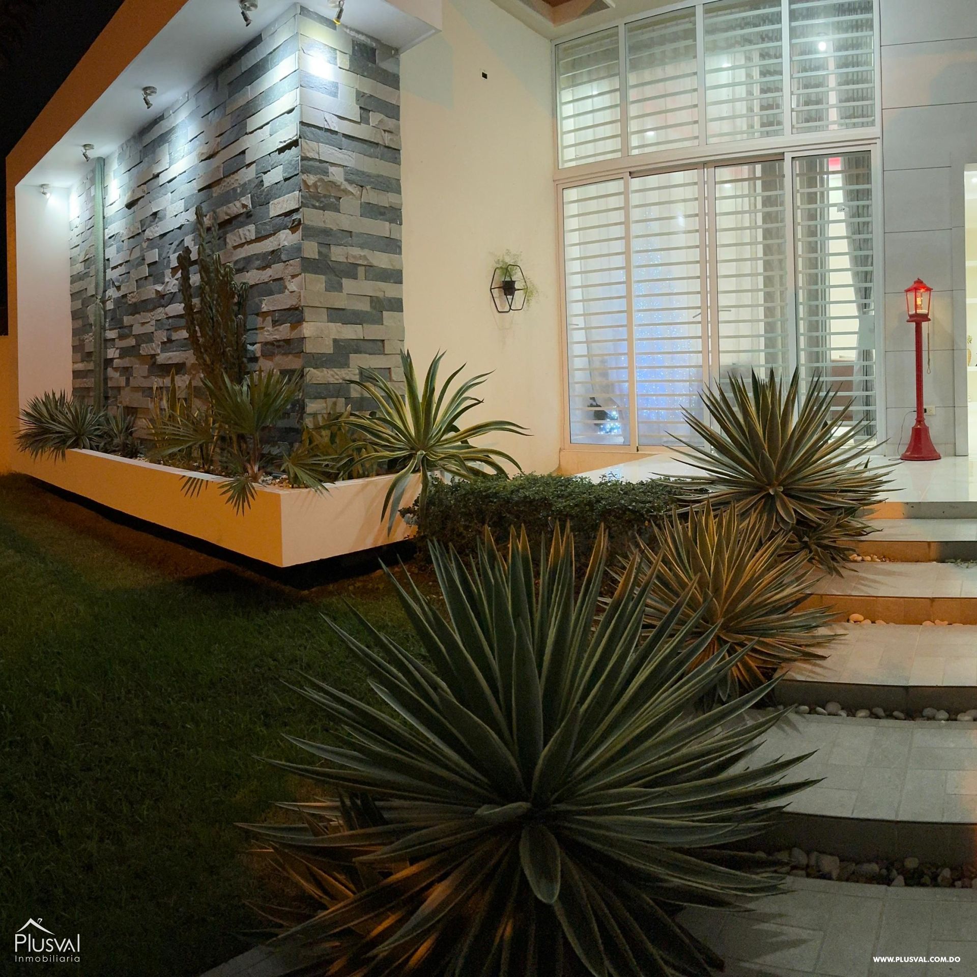 Casa con amplios espacios y moderno diseño en La Vega. 397683