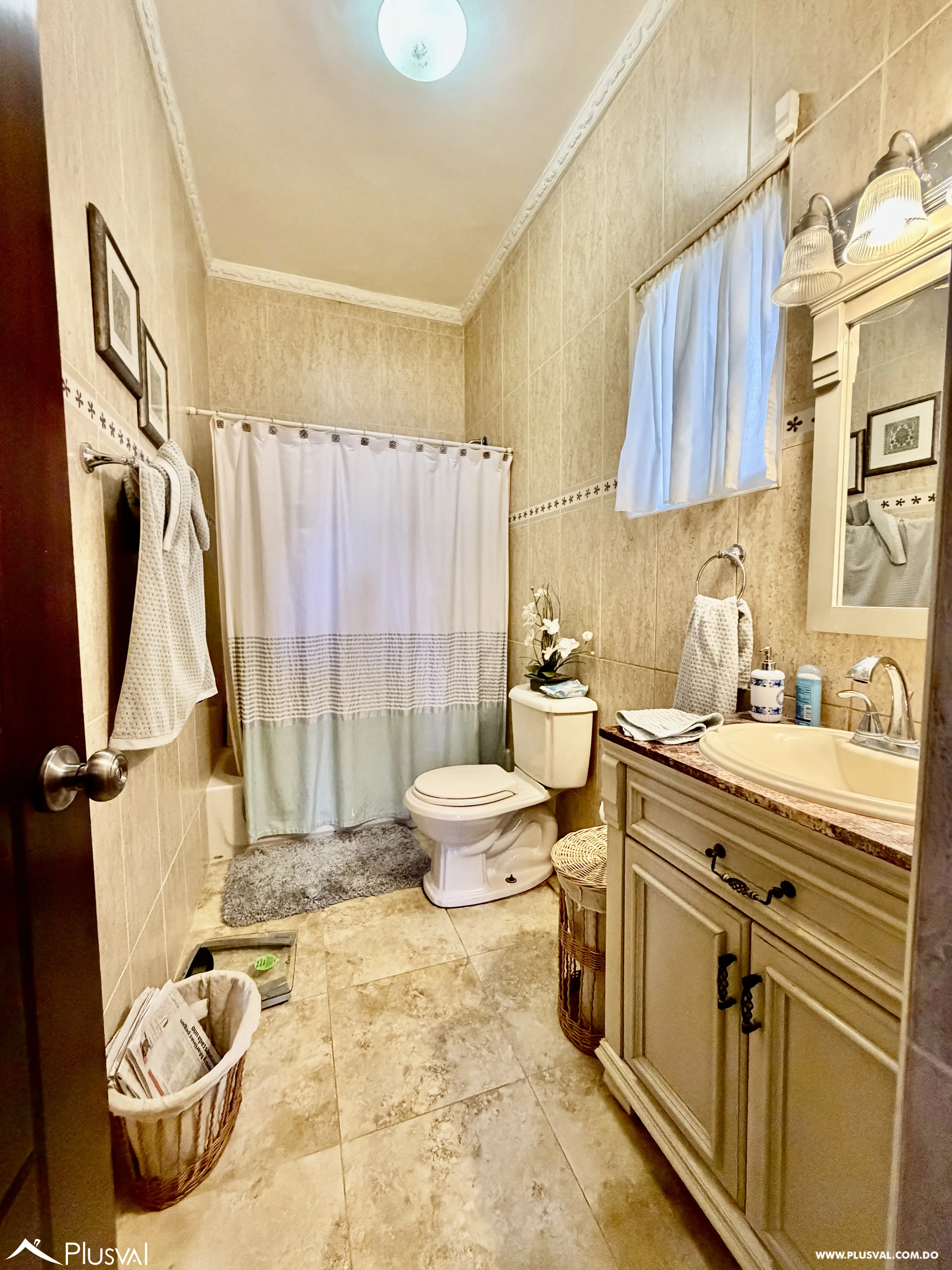 Casa de 3 Niveles con Piscina y Área Social en Juan Dolio 513226