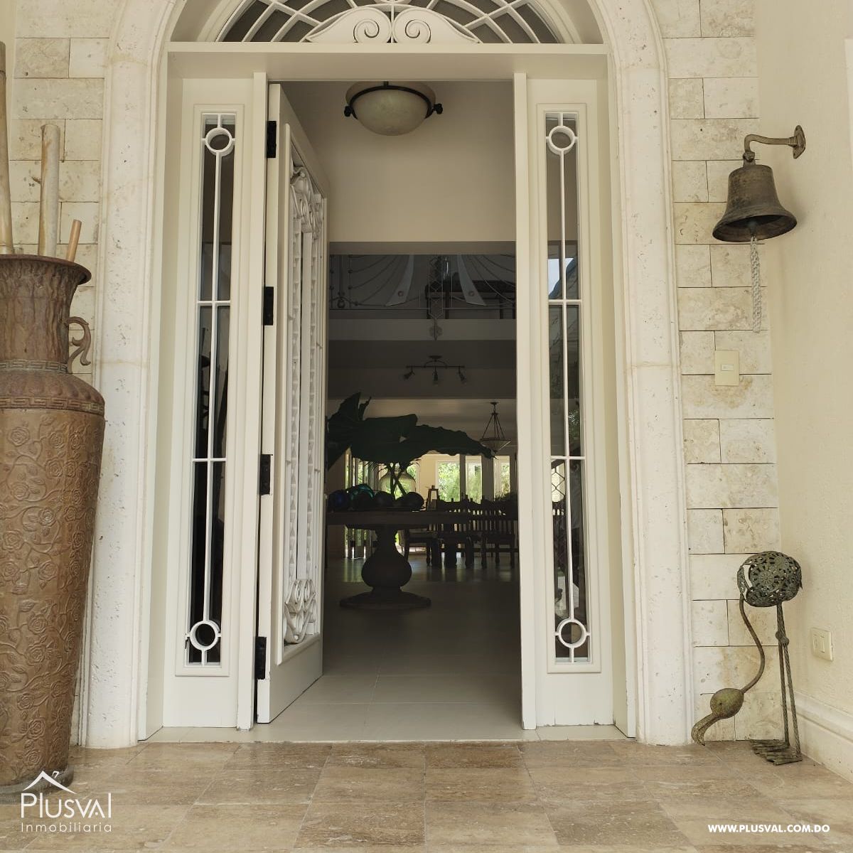 Villa en Guavaberry de dos niveles con vista hacia la piscina y campo de golf. 367945