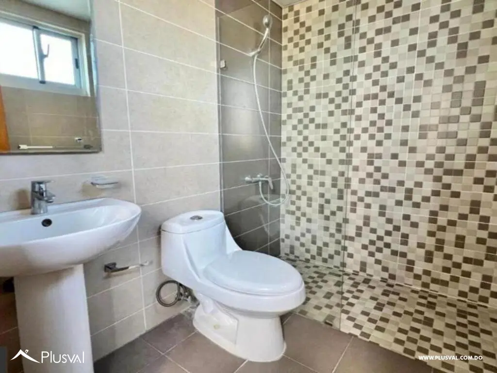 Se alquila amplio apartamento de 3 habitaciones y 2 parqueos. 469416