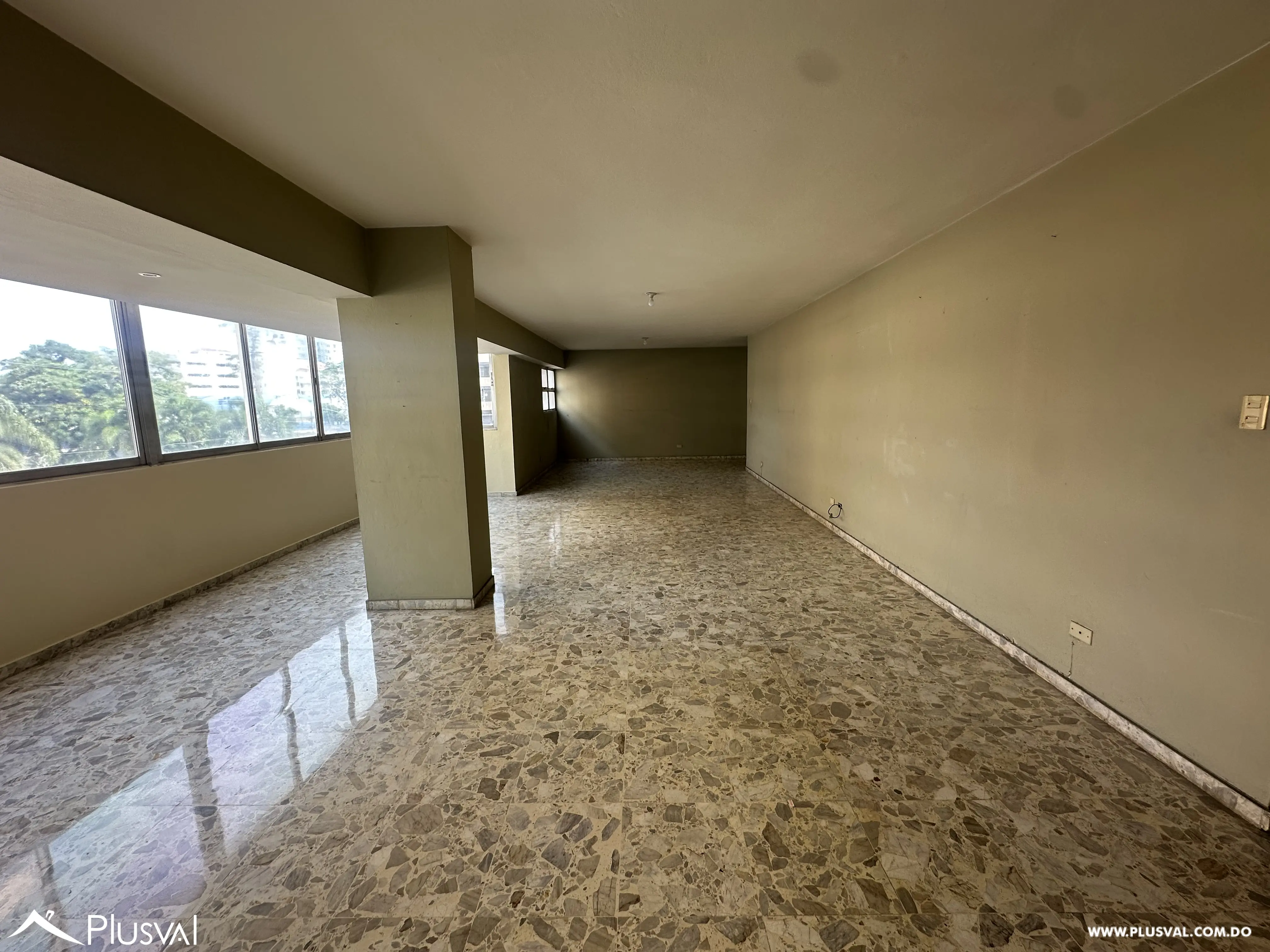 Venta de amplio apartamento, en Naco. 490298