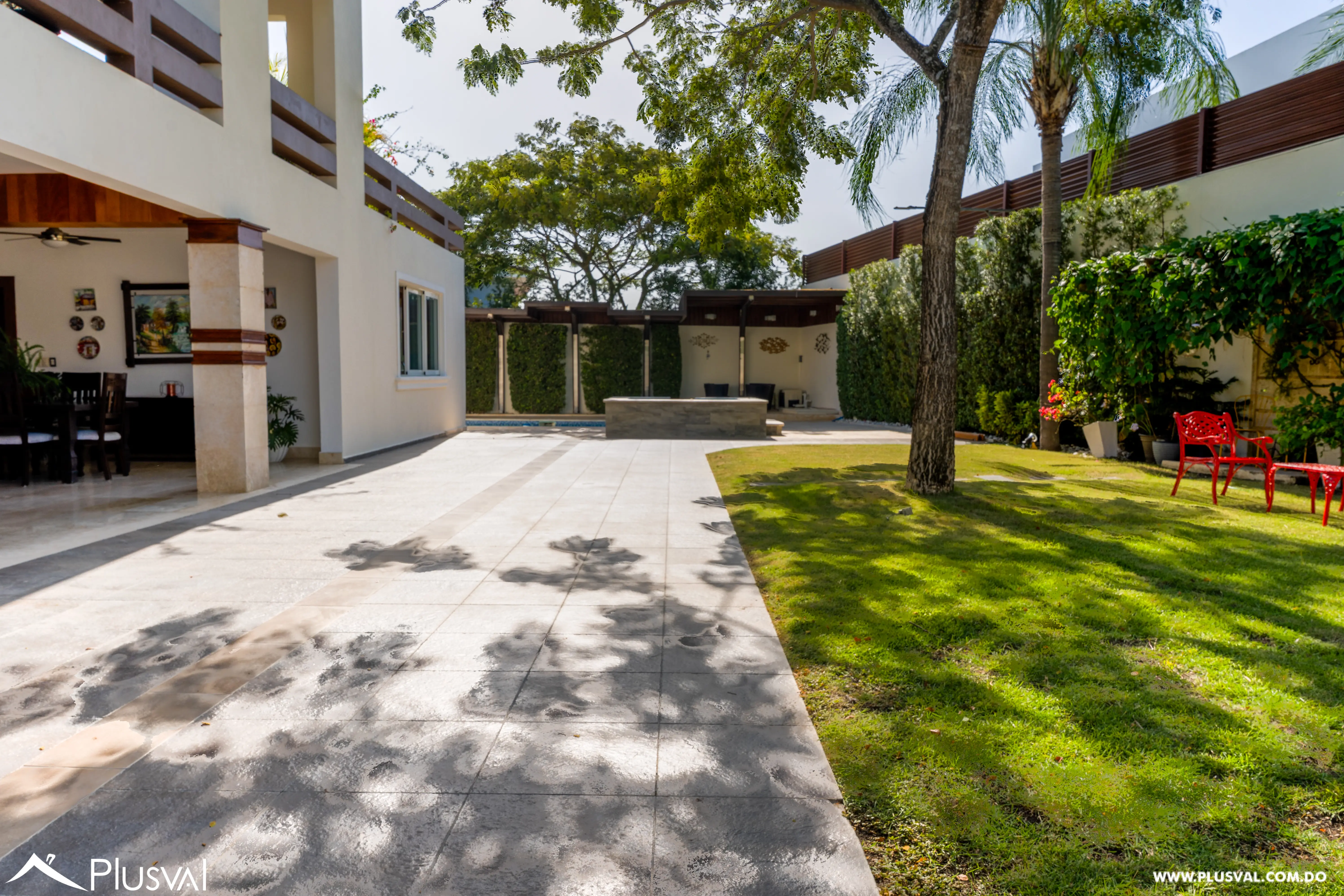 Exclusiva Casa de Dos Niveles en Venta con Piscina y Patio 522161