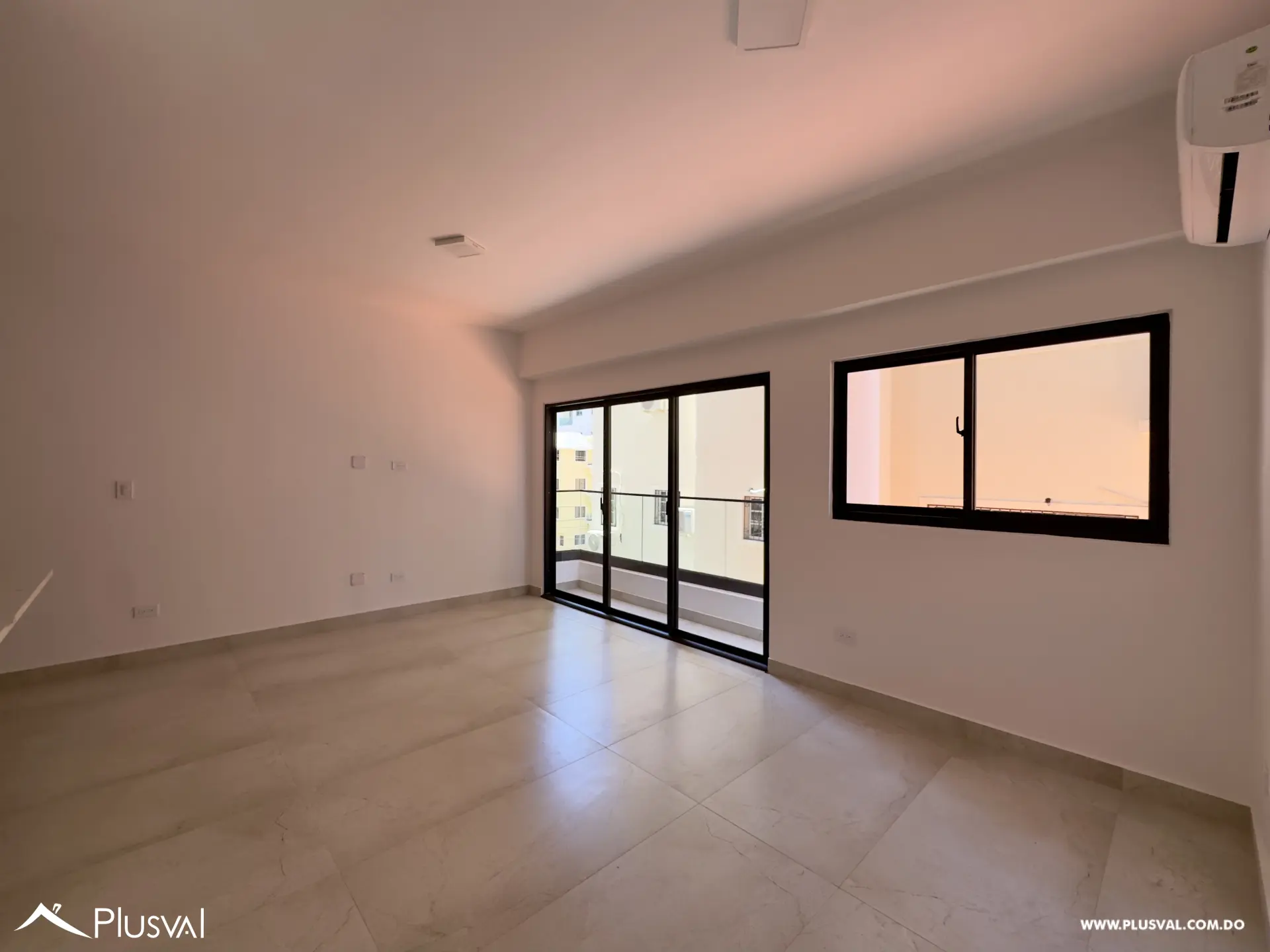 Alquilo apartamento de 1 habitacion con 2 parqueos en Evaristo Morales. 484191