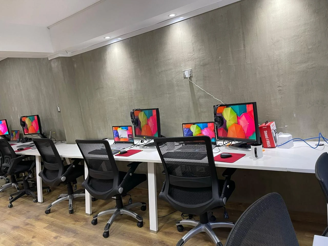 Amplios locales comerciales ubicados en Evaristo Morales 443078