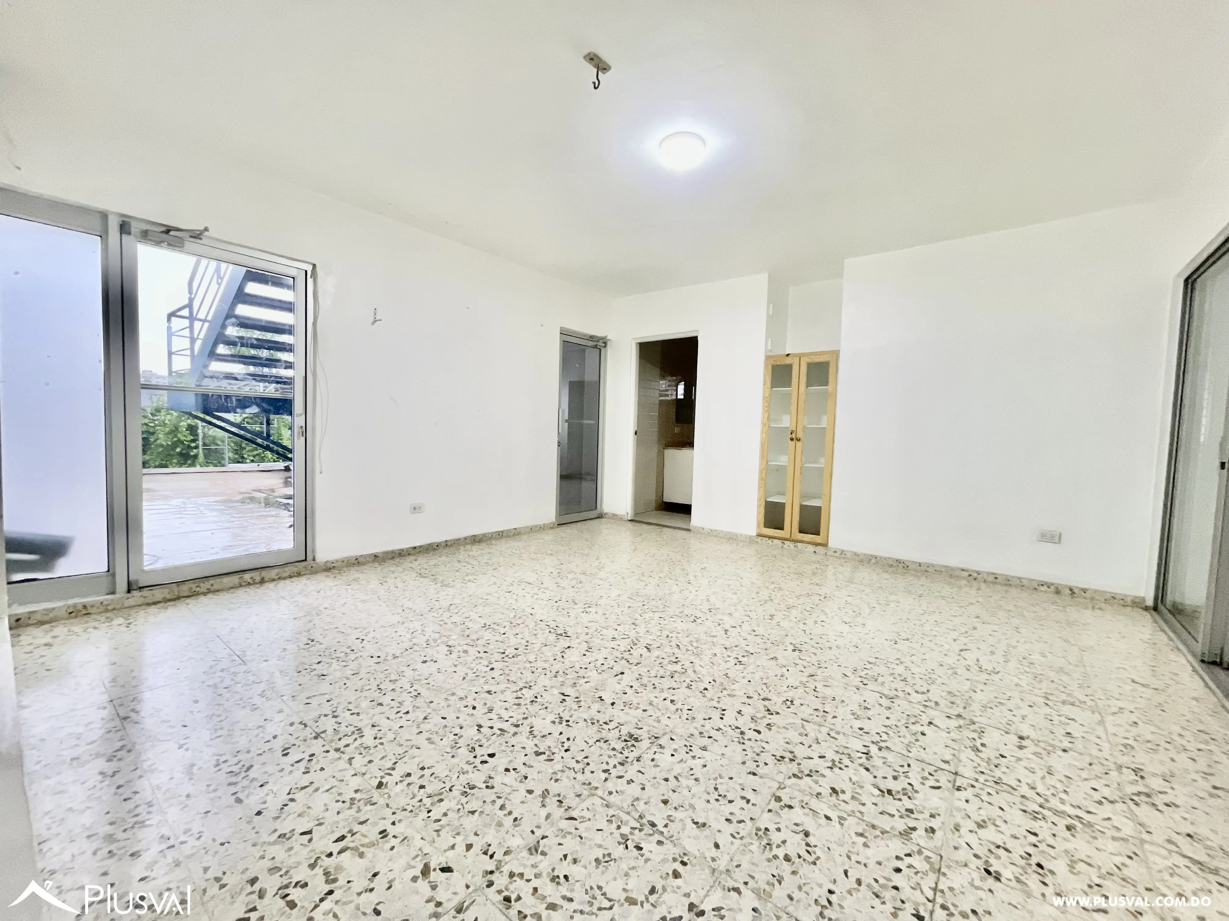 Amplio Local Comercial en el Ensanche Julieta 468544