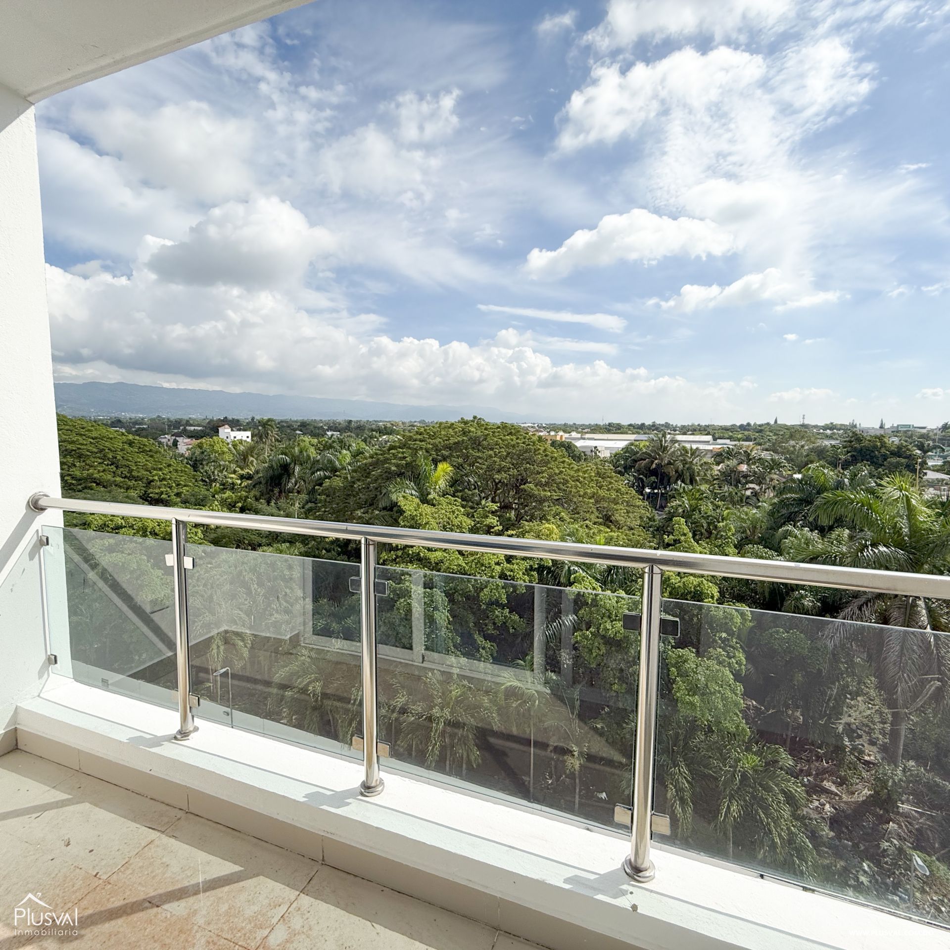 Venta de apartamento en Exclusiva Área de Santiago con parqueos techados. 397831