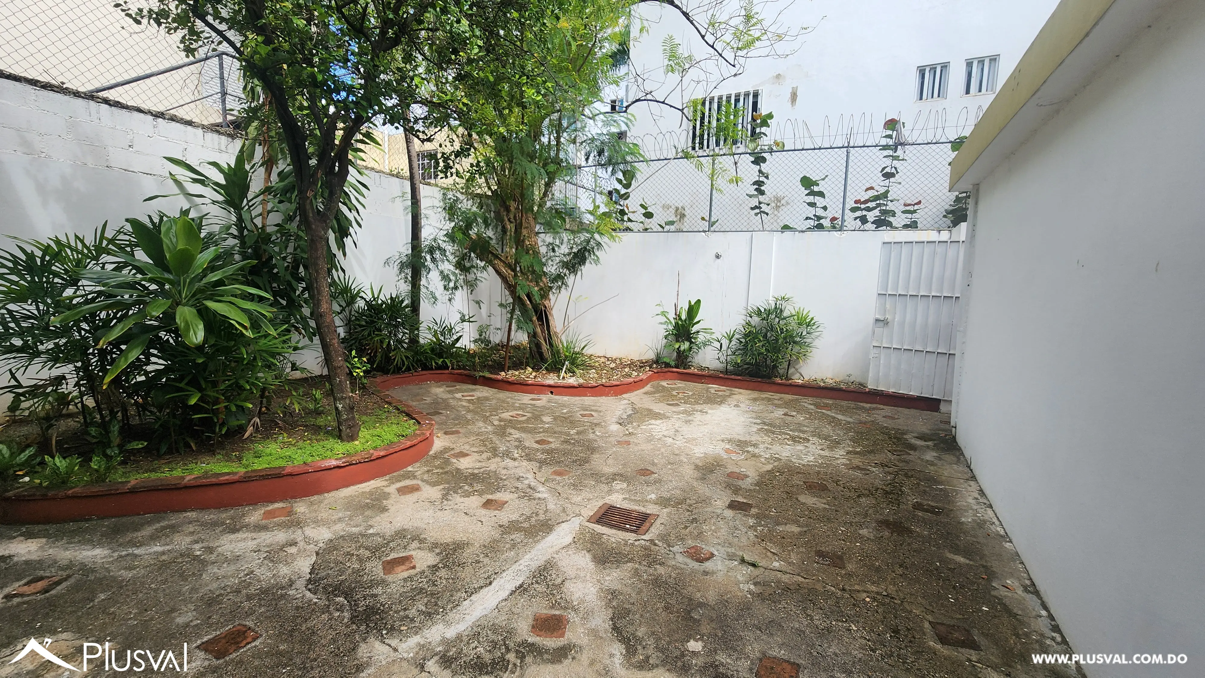Se alquila casa para fines comerciales. 502710