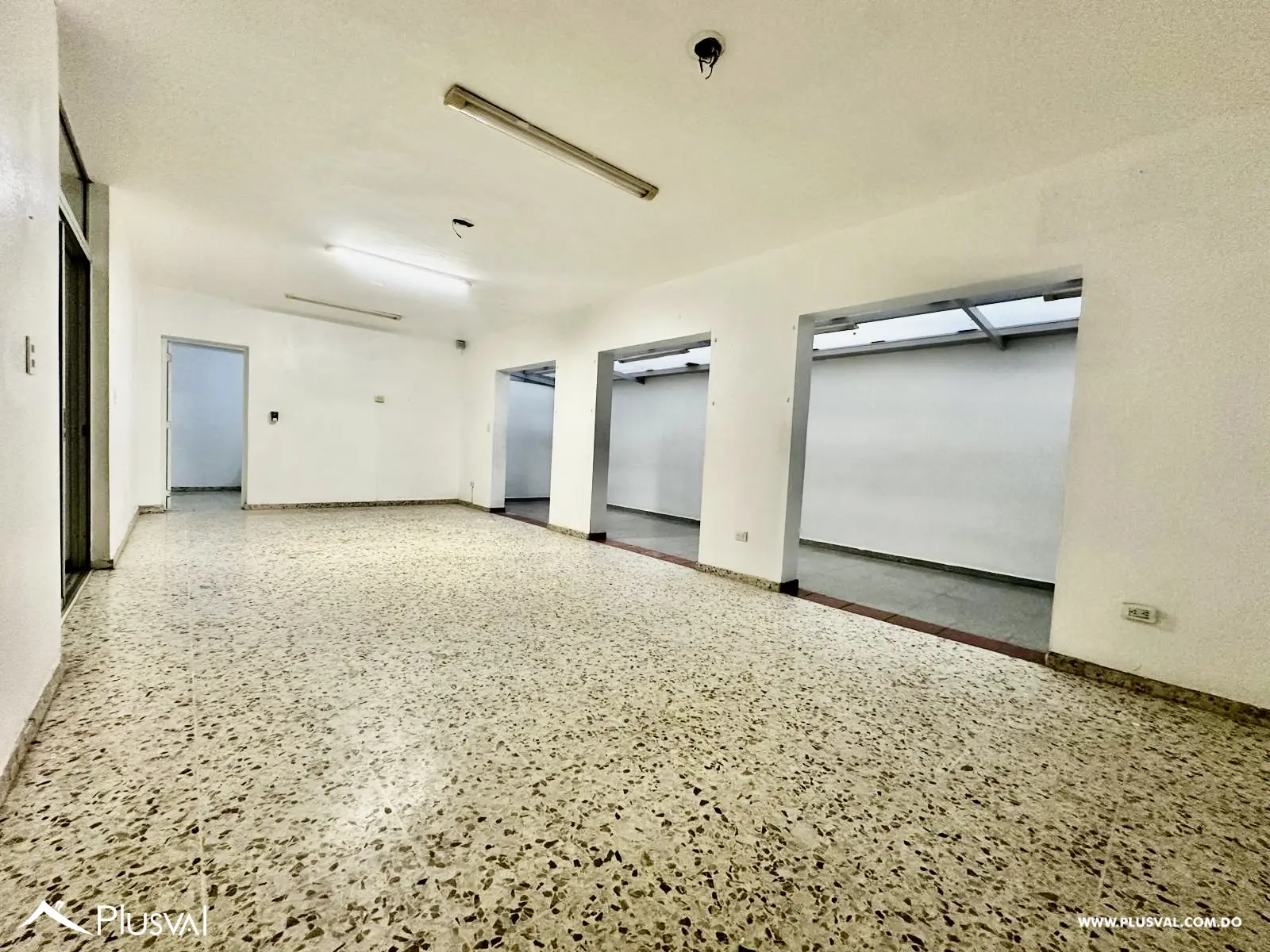 Amplio Local Comercial en el Ensanche Julieta 468543