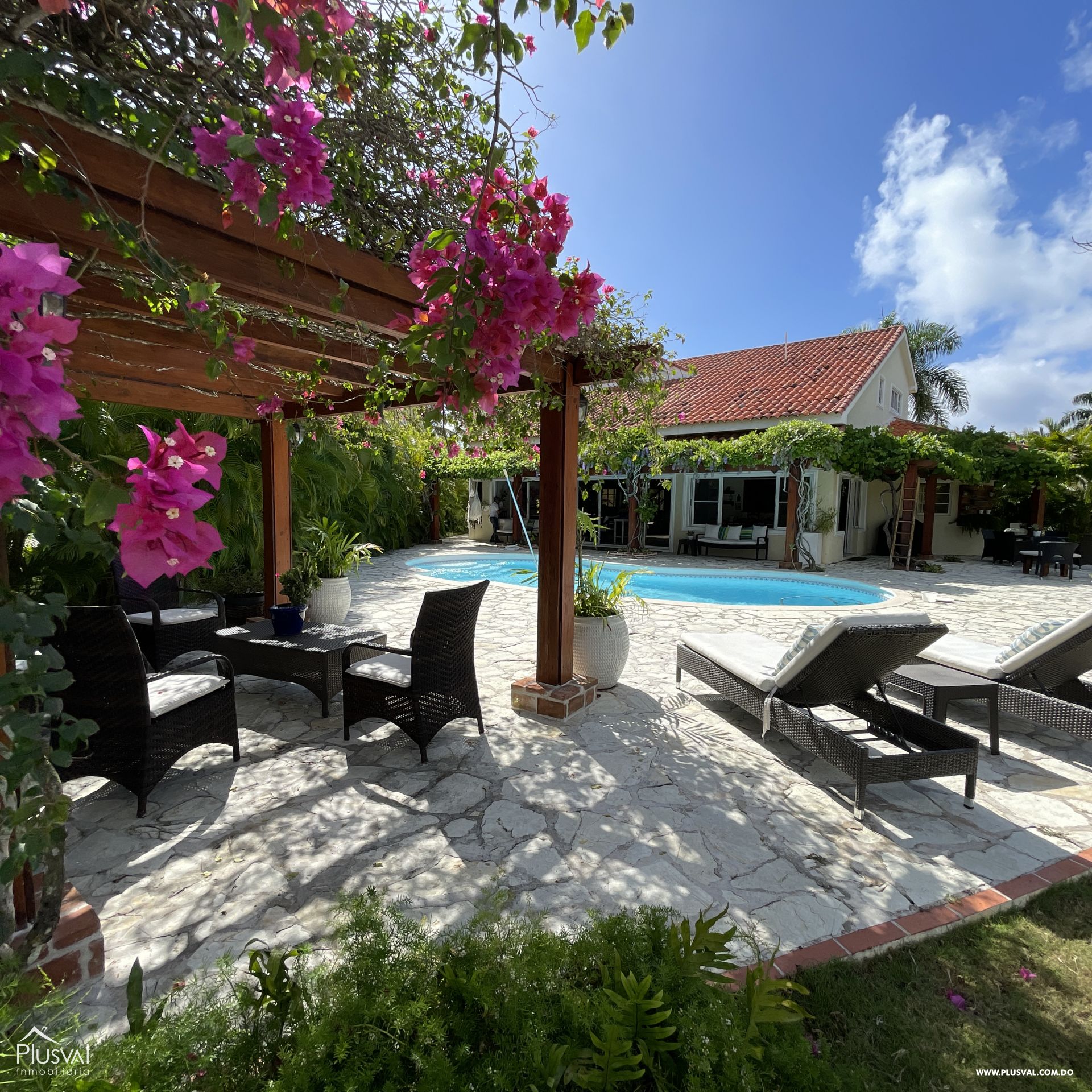 Villa Amueblada con Solar Incluido, Metro Country Club 219659