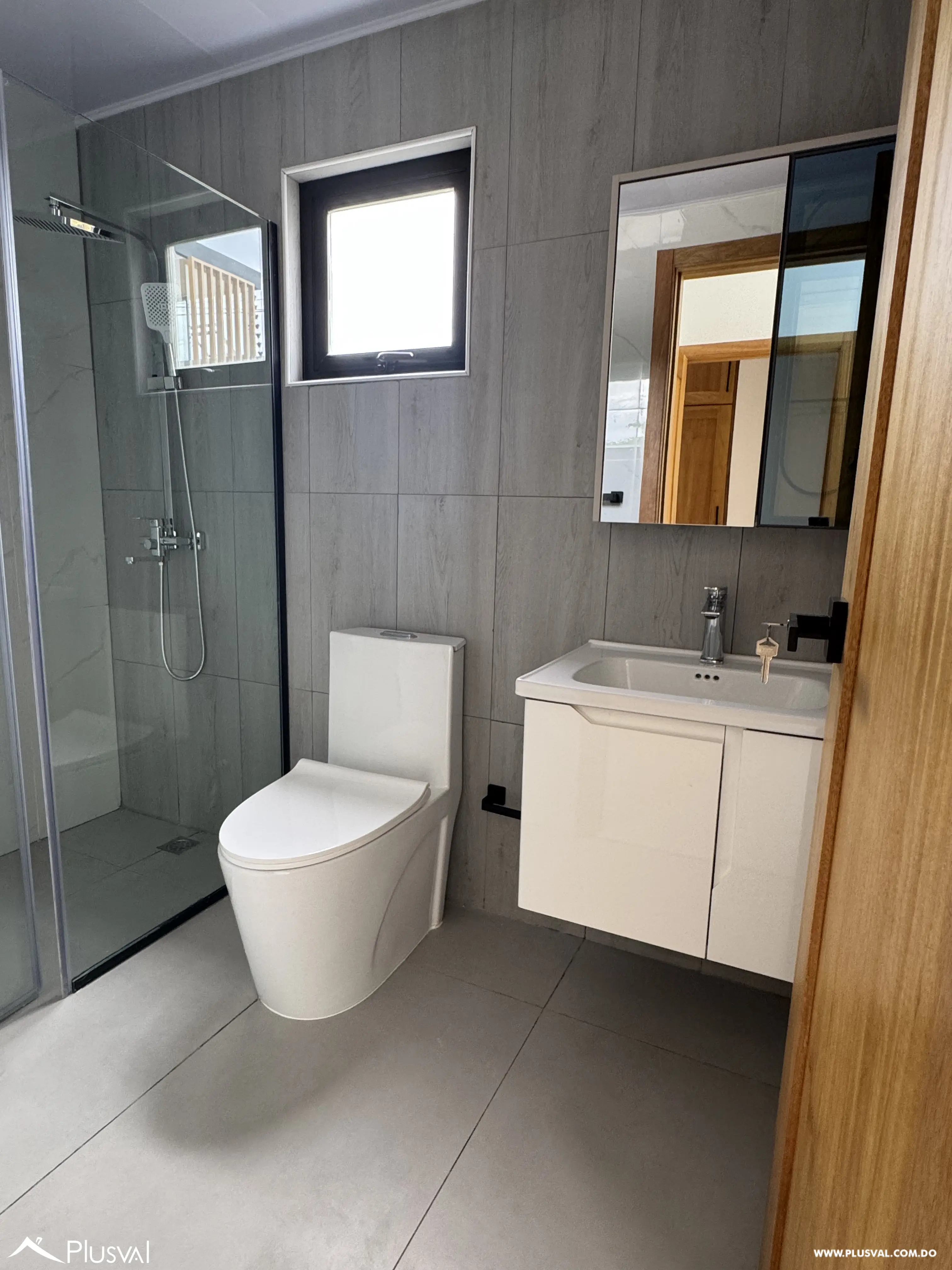 Alquila amplio apartamento en primer nivel con excelente distribución en  zona de mayor  proyección en Santiago. 478803