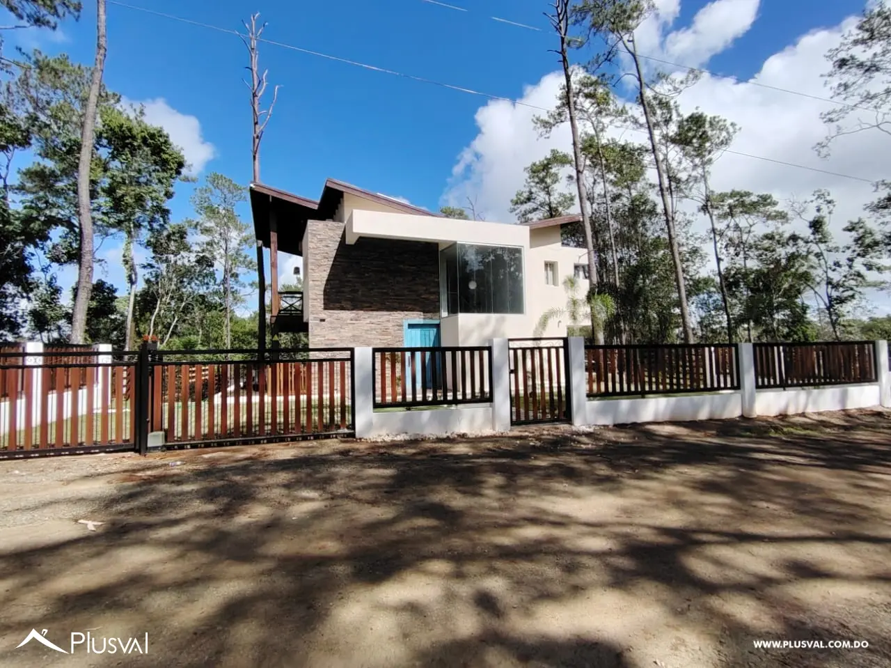 Villa en Jarabacoa, Moderna en Residencial Cerrado 463265