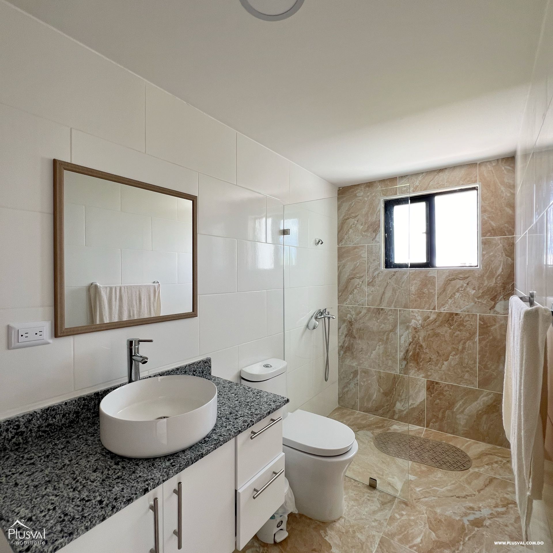 Exclusiva casa de dos niveles a la venta ubicada en Bavaro, Punta Cana 371102