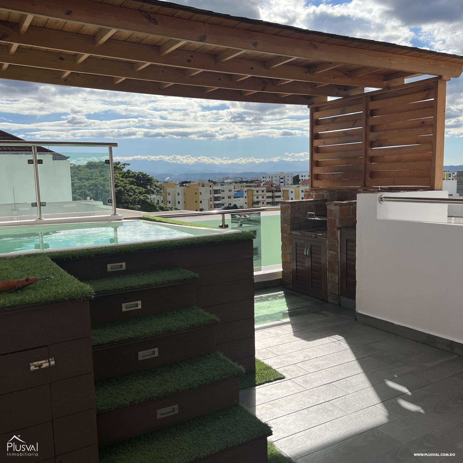 Amplio penthouse en venta en zona privilegiada de Santiago. 246012