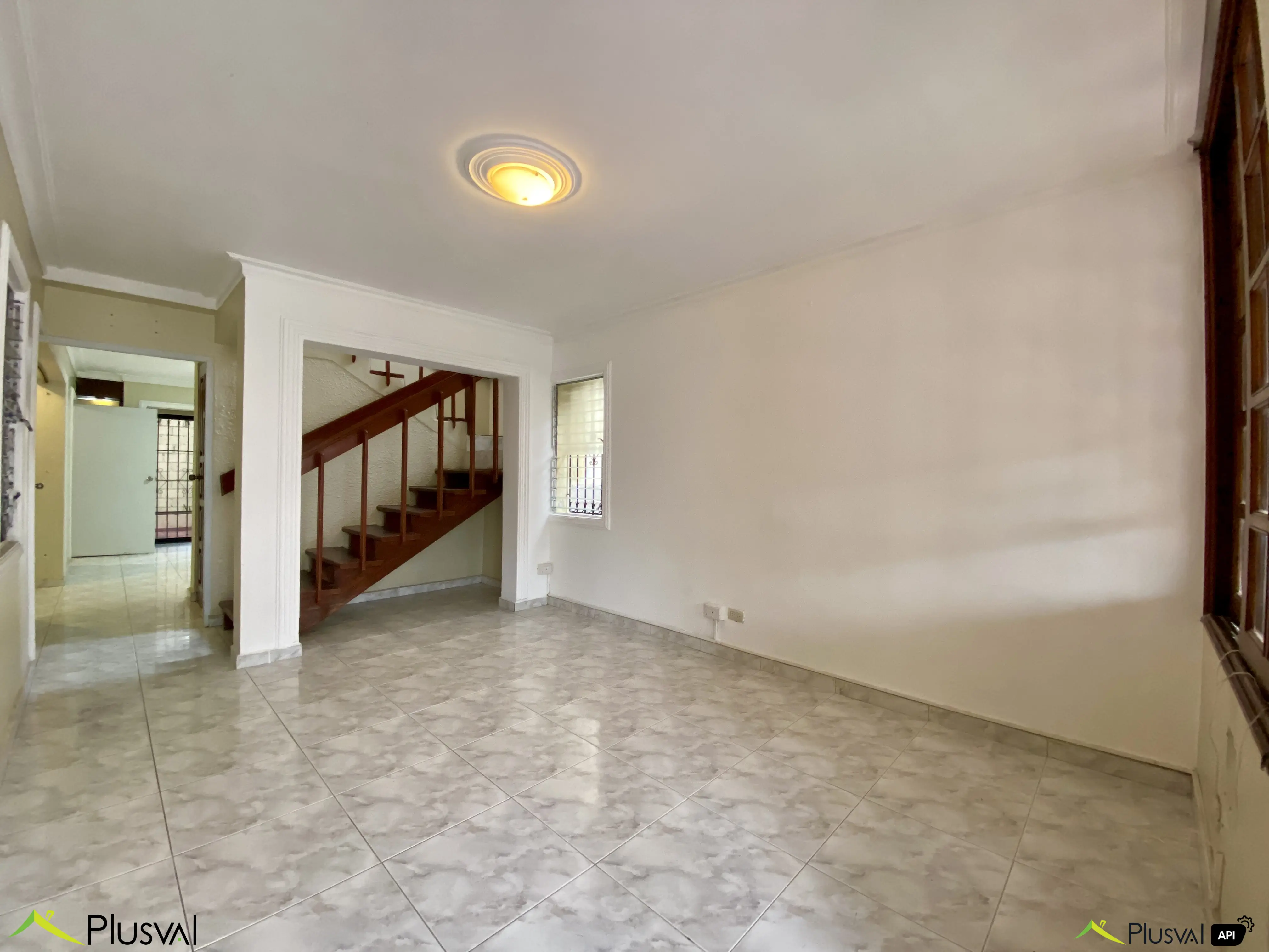 Casa Comercial de Dos Niveles en Alquiler en Urbanización Fernández – Ideal para Oficinas o Negocio 450673