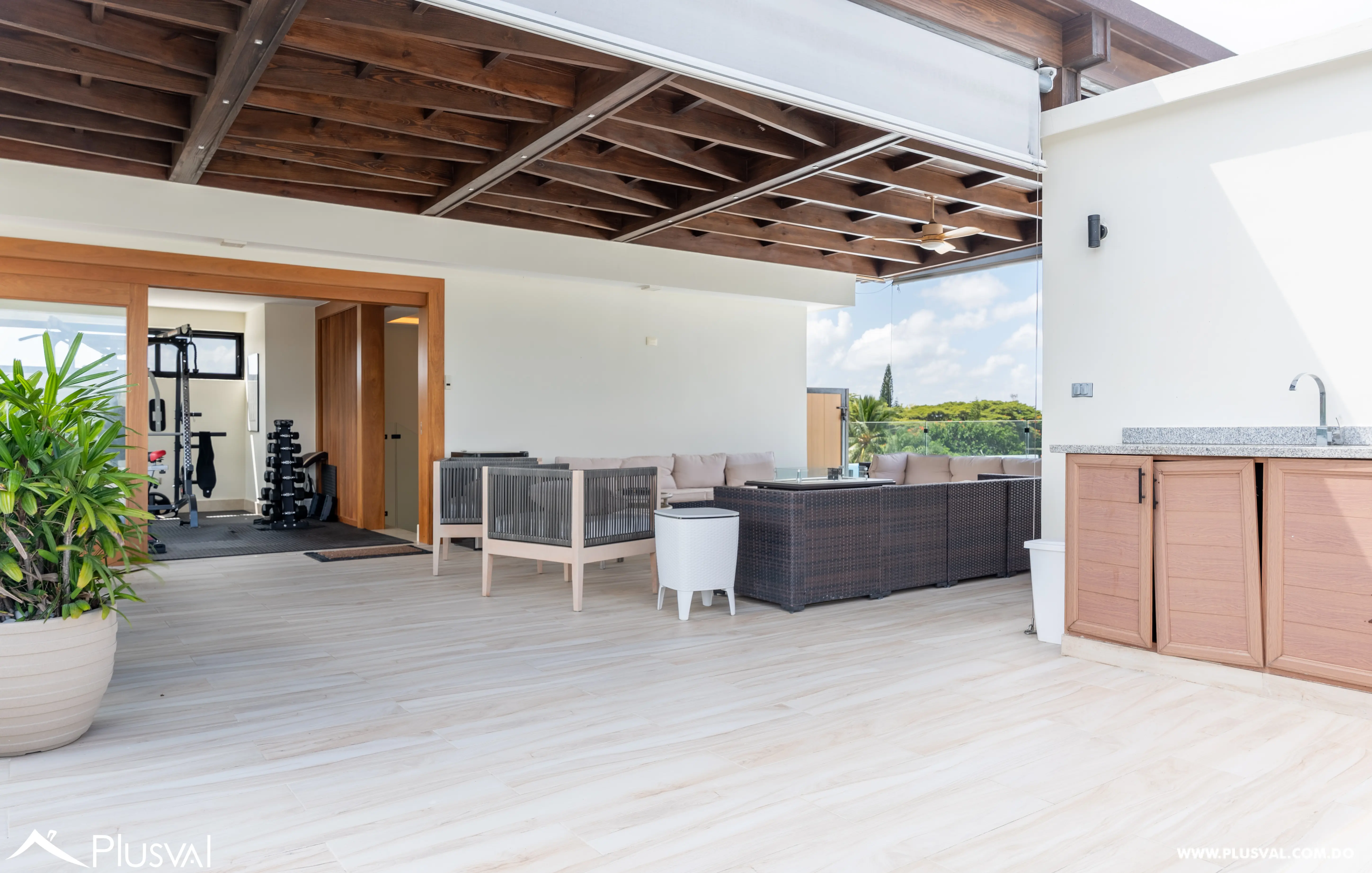 Lujosa Casa en Venta de Tres Niveles en Llanos de Gurabo 520400