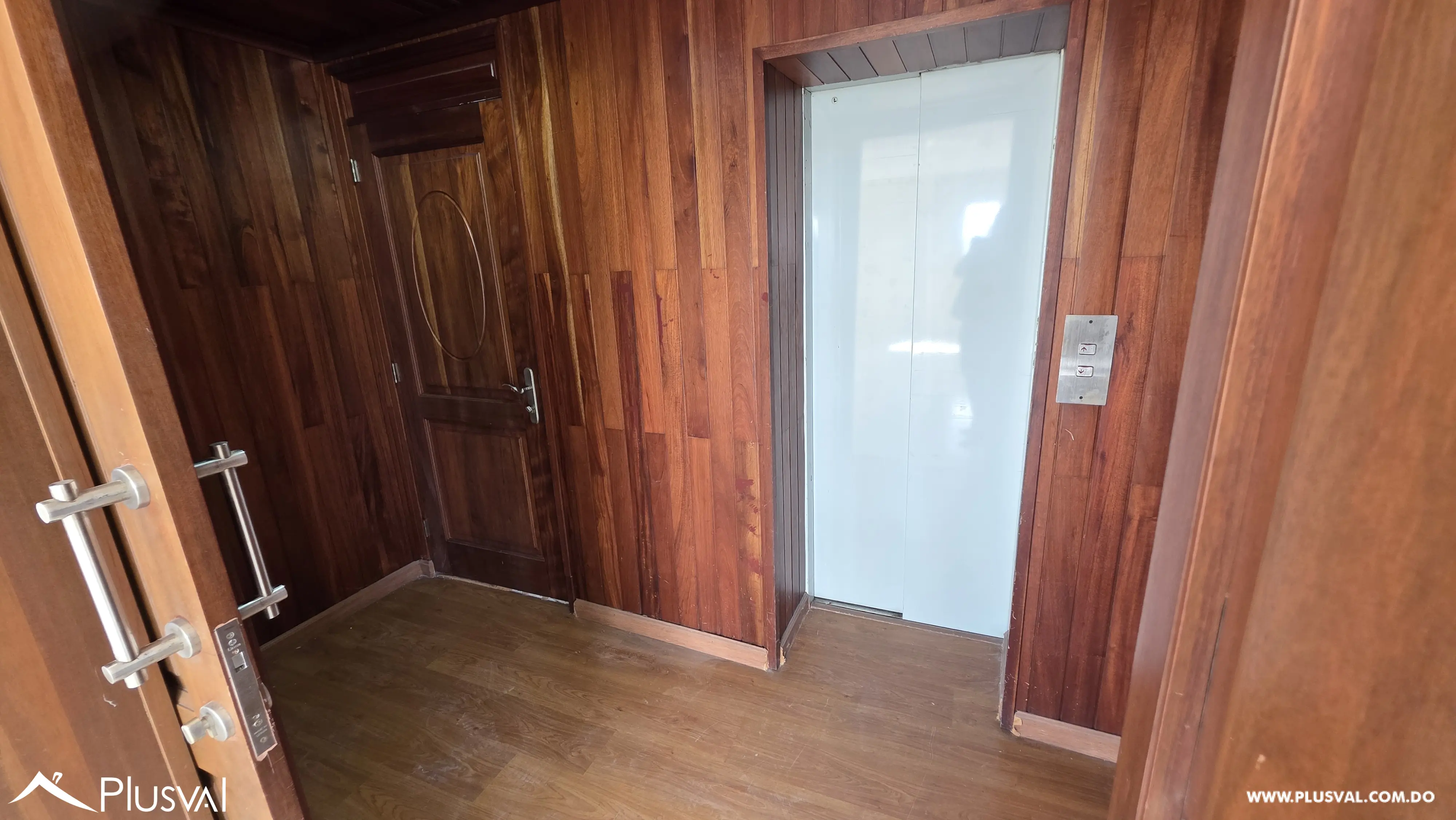 Amplio apartamento en alquiler en Evaristo Morales 536937