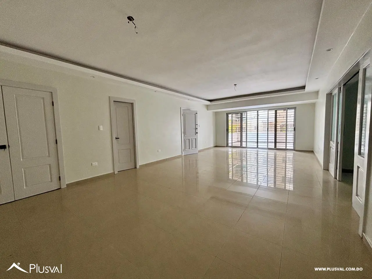 Amplio apartamento con terraza en venta en Evaristo Morales 517772