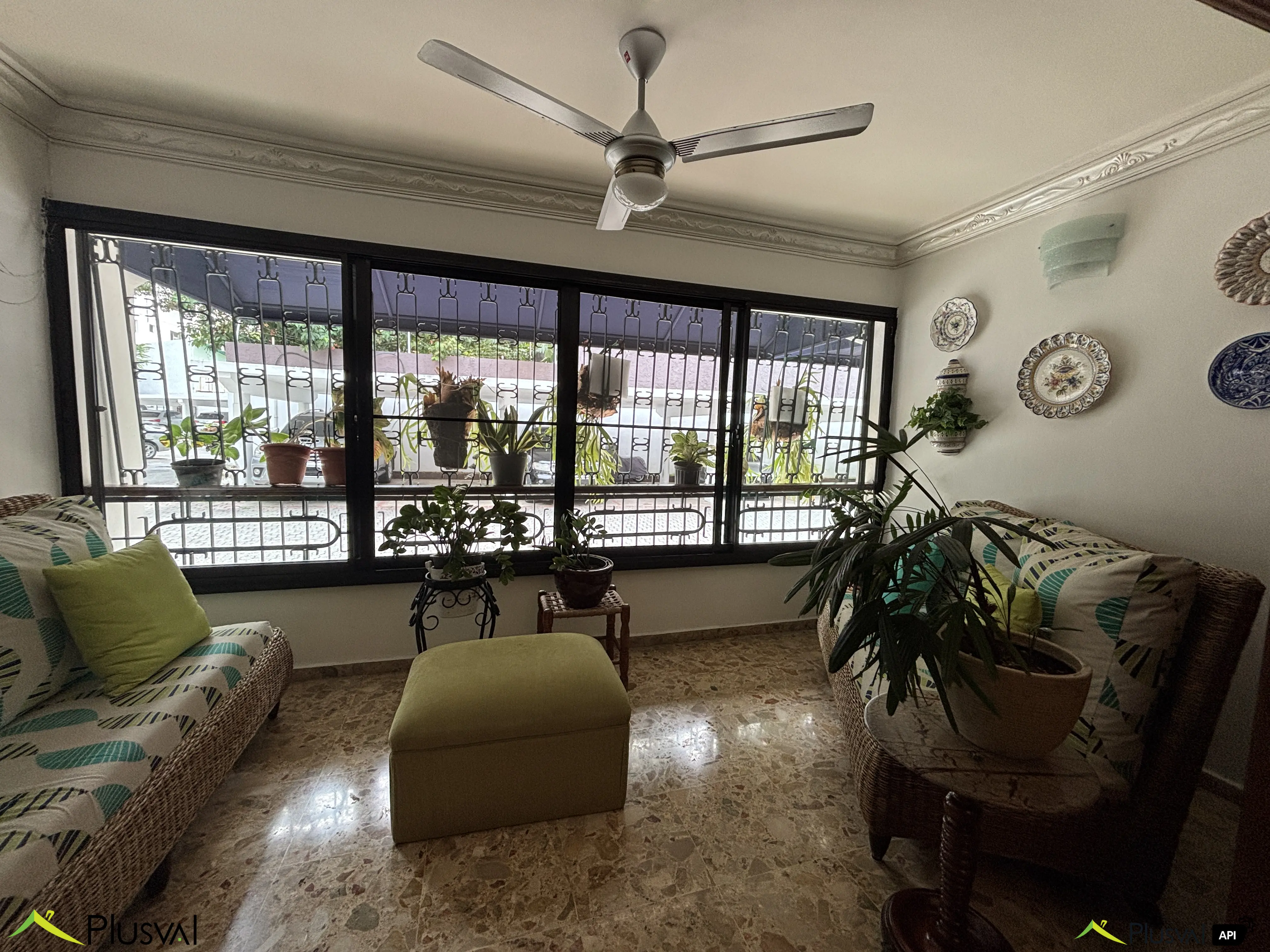 Clásico y amplio apartamento en Venta parcialmente remodelado en primer nivel ubicado en el centro de Piantini, cerca de restaurants, plazas comerciales, salones de belleza, supermercados, etc. 447231